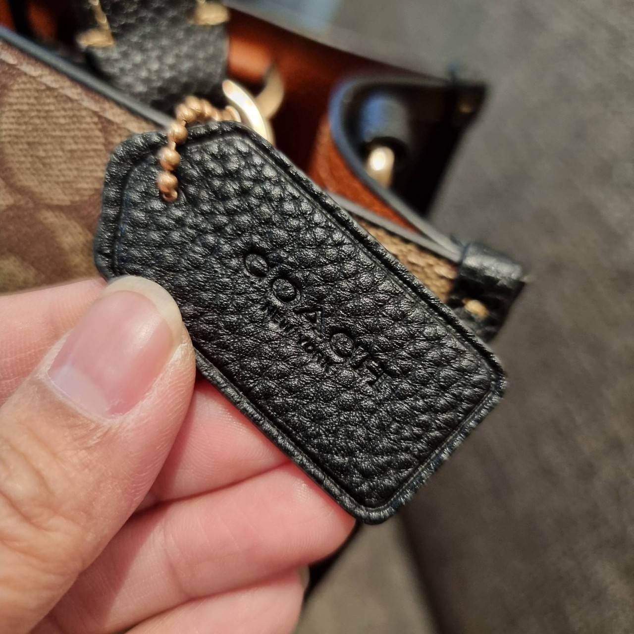 COACH C6918 DEMPSEY TOTE 22 IN SIGNATURE CANVAS WITH DISCO PATCHES คอลเลคชั่นคลาสสิค ที่มาพร้อมดีเทลใหม่ กระเป๋าทรงโท้ท ขนาดน่ารักน่าใช้มากๆ สาวๆถูกอกถูกใจกันนับไม่ถ้วน!! รอบนี้เพิ่มลูกเล่นที่สายสะพาย ดีไซน์กึ่งสปอร์ต ทำให้ใช้งานได้ไม่มีเบื่อ ฟังก์ชั่นการ