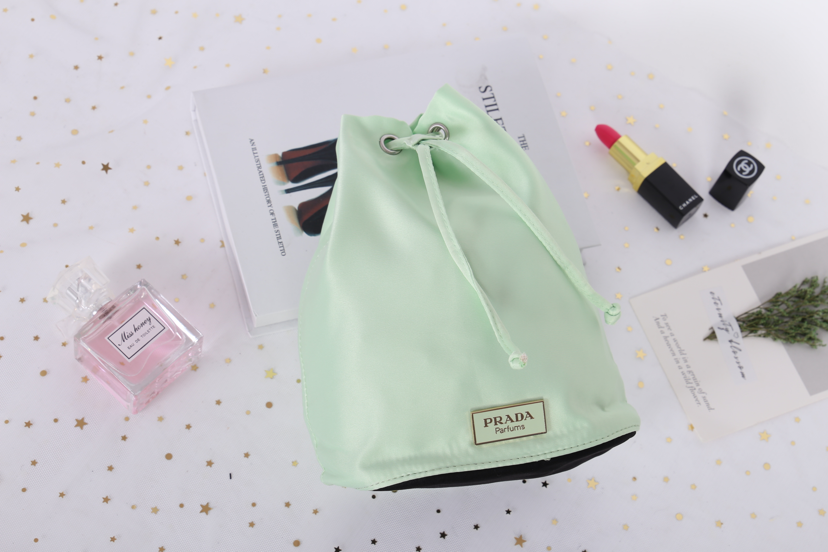 Prada Candy Satin Drawstring Bag กระเป๋าผ้าซาติน จากแบรนด์ Prada รุ่นนี้แถมมาจากน้ำหอมเค้าเตอร์แท้ 💯 ปากกระเป๋าเป็นเชือกหูรูด มีโลโก้ปราด้าติดด้านหน้า สวยงาม น่าใช้ การันตีความสวย ใช้คล้องแขน ใส่ของจุกจิกเก๋ๆค่าา