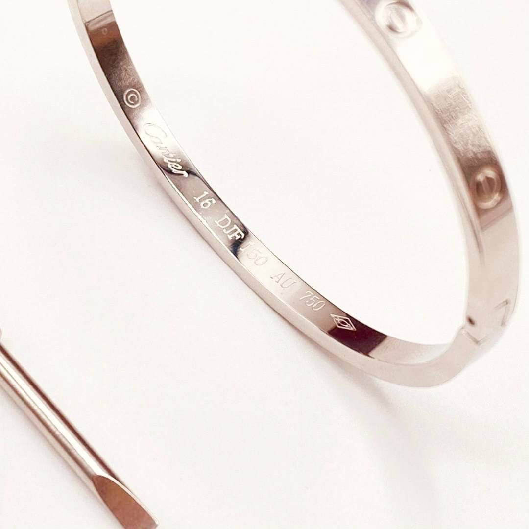 CARTIER LOVE BRACELET กำไลข้อมือคาเทียร์ Size 18 เกรดออริจินิล ปั้มทุกจุด มีเลขปั้มด้านใน วัสดุคุณภาพดี ไม่ลอกไม่ดำ พร้อมกล่องหนาตามแบบปั้มลายแบรนด์ ภาพสินค้าถ่ายจากงานขายจริง ใช้งานต่างประเทศได้