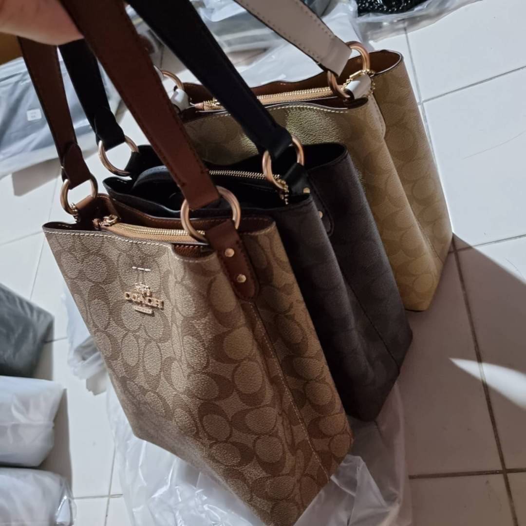 COACH 2312 SMALL TOWN BUCKET BAG IN SIGNATURE CANVAS รุ่นยอดนิยมใบเล็กมาครบสีแล้วจ้า กระเป๋าทรงบัคเก็ต สีผู้ดี๊ผู้ดี ตัวกระเป๋าดีไซน์คลาสสิคลายซี ดูโดดเด่น วัสดุหนังแคนวาสเคลือบลาย สวยคมทุกมุมจริงๆ!! เปิด-ปิดด้วยกระดุมแม่เหล็กทั้ง 2 ฝั่ง ภายในเป็นช่องโล่ง