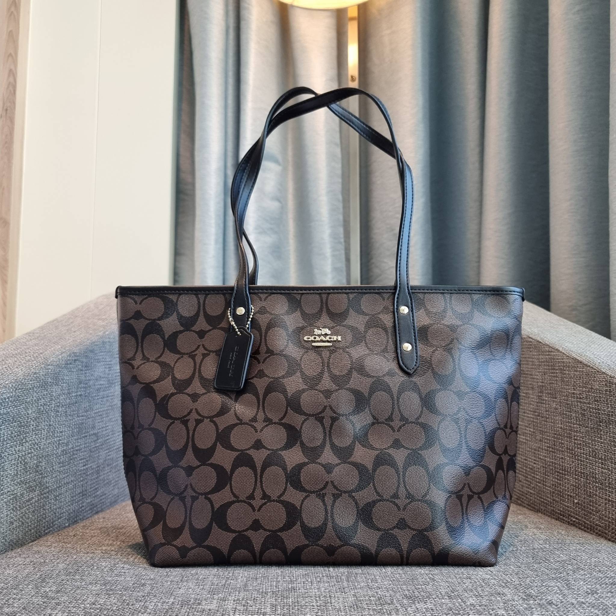 OUTLET 】COACH F58292 CITY ZIP TOTE IN SIGNATURE 16" รุ่นขายดี!! ไซส์ใหญ่ สีสวยมาให้แบบจัดเต็ม!! กระเป๋าถือทรงโท้ทใบใหญ่ สวยน่าใช้ทุกสี สะพายคล้องไหล่ได้เก๋ๆ จุของแน่นๆไปเลยจ้า!! วัสดุหนังแคนวาสคุณภาพ ปากกระเป๋าเปิด-ปิดด้วยซิป กันของหล่นได้ ถือไปไหนก็