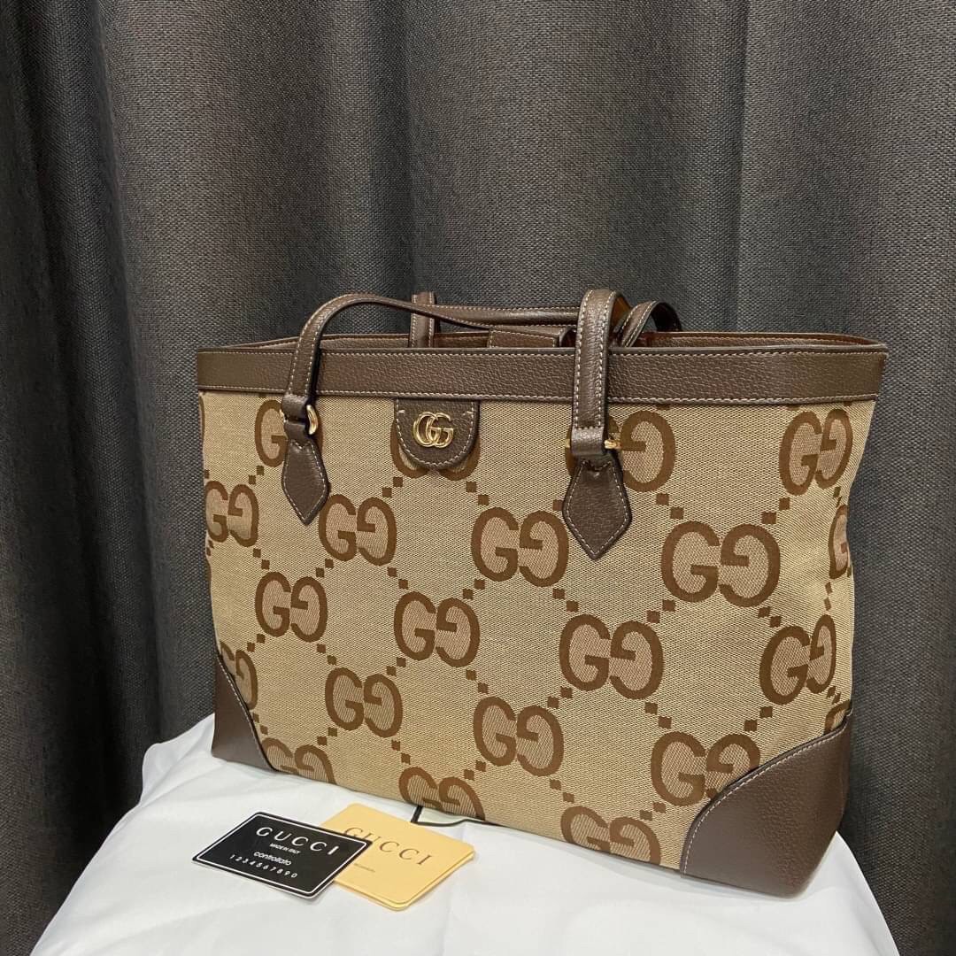 GUCCI jumbo GG medium tote / GUCCI Shopping Bag เกรดออริจินอล กระเป๋าสะพายทางโท้ทใบใหญ่ นำเสนอด้วยผ้าแคนวาส GG ซึ่งเป็นการเลียนแบบชื่อย่อของ Guccio Gucci ในขนาด Maxi ดีไซส์ร่วมสมัยลวดลาย GG โมโนแกรม ภาพถ่ายจากงานขายจริง ใช้งานต่างประเทศได้