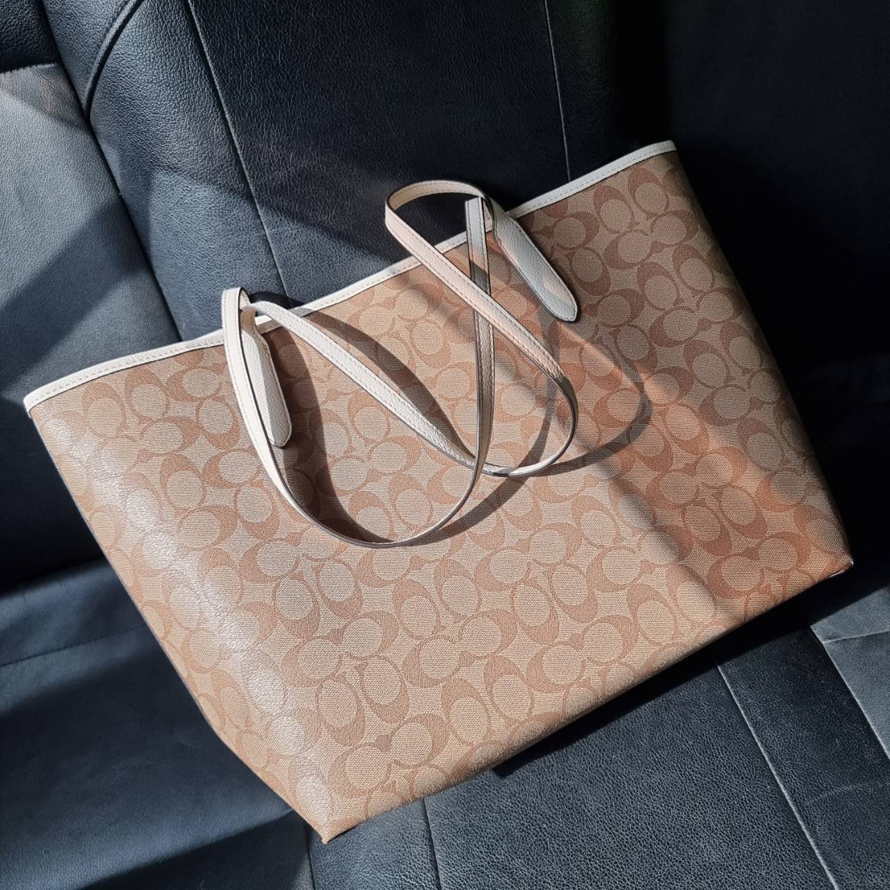 COACH C4292 COACHxPEANUTS CITY TOTE IN SIGNATURE CANVAS WITH VARSITY PATCHES กระเป๋าทรงโท้ทใบใหญ่ กับคอลเลคชั่นคอลแลบใหม่ล่าสุด น่ารักด้วยเหล่าผองเพื่อนสนู้ปพี สวยโดดเด่นมากๆ ใบนี้ใส่ของได้ของครบครัน จุได้แบบไม่ต้องกลัวเต็ม!! วัสดุหนังแคนวาสคุณภาพดี ปากกร