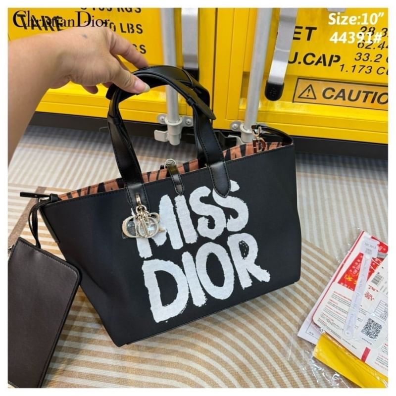 Dior Toujours Tote Bag Graffiti Printed กระเป๋าทรงโท้ทรุ่นใหม่สุดฮิต พร้อมใบเล็ก ดีไซน์ใหม่ล่าสุด ที่มีทั้งความละมุนและหรูหราในตัว ใช้งานง่าย ด้านในกระเป๋ากว้างมาก จุของได้สบายๆ