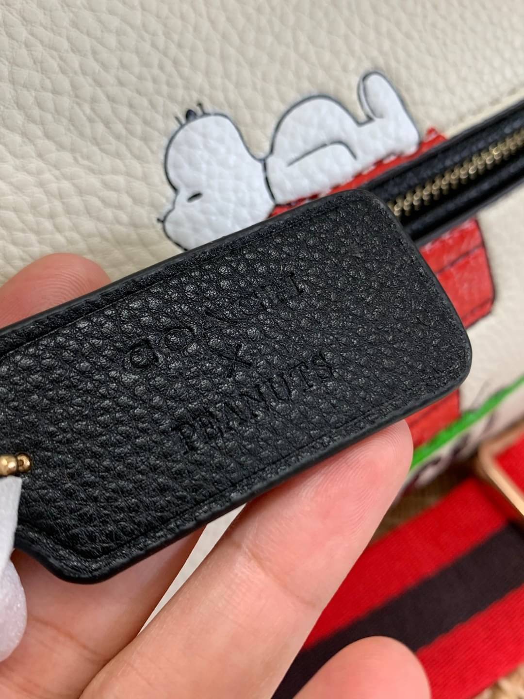 LIMITED EDITION💥 🌈สวย+คุณภาพ สินค้าต้องมีค่า Coach X Peanuts Rowan Satchel With Snoopy ((C6164)) พร้อมส่งที่ไทย ใหม่ล่าสุด ห้ามพลาดค่าา! สวยกันให้สุด กับกระเป๋าทรงหมอน ขนาดกลางกำลังดี หนังแท้นิ่ม ลายหนังสวยงามมากๆค่ะ 🔺ด้านหน้ามีโลโ