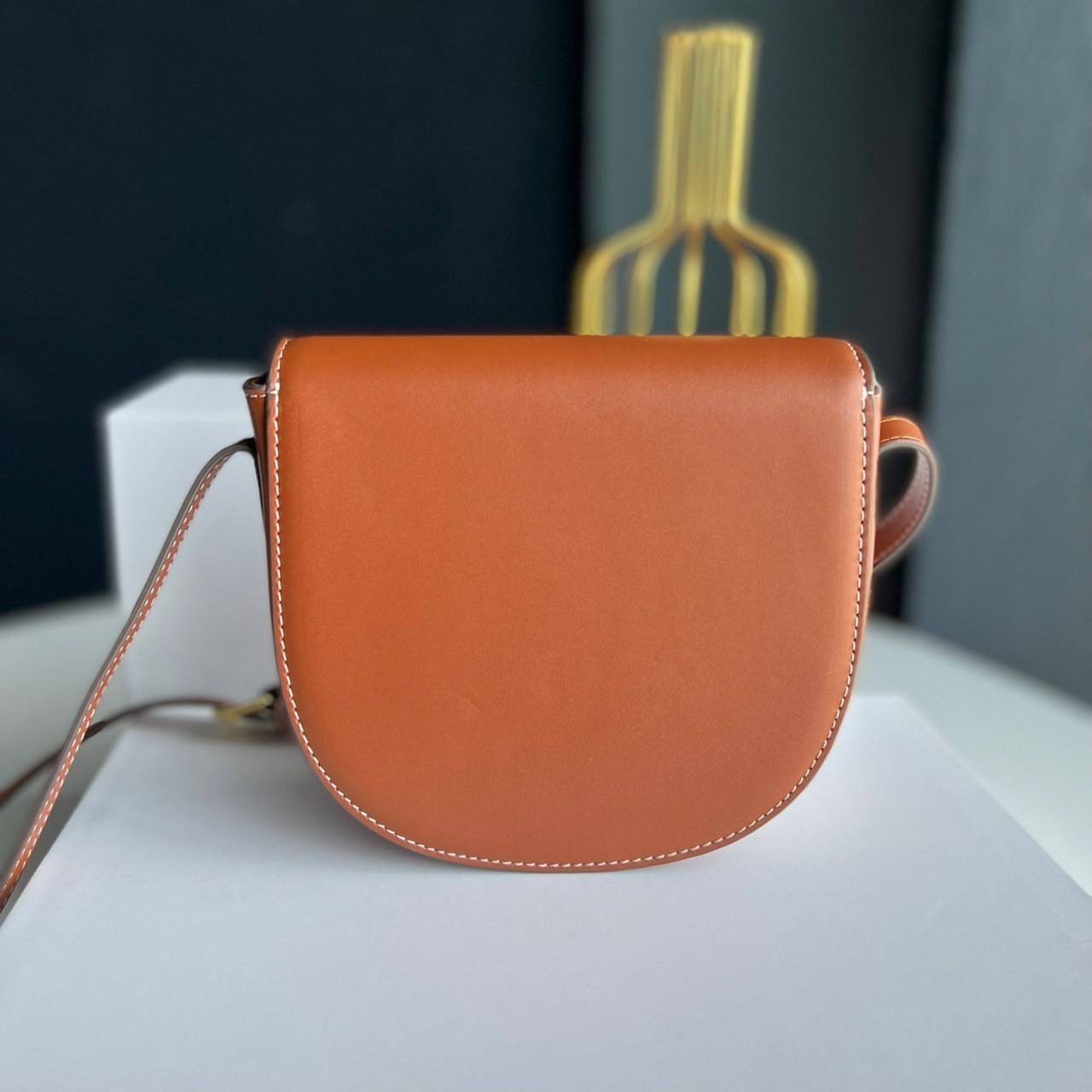 หนังแท้ CELINE BESACE cuir triomphe in Smooth calfskin / CELINE TRIOMPHE CLOSSBODY BAG หนังแท้ทั้งใบสวยหรู แบบใหม่ล่าสุด โลโก้หนังสมูทคลาสิก เหมาะกับสาวๆในวันที่อยากครอสบอดี้ชิลๆ ห้ามพลาดค่ะ!