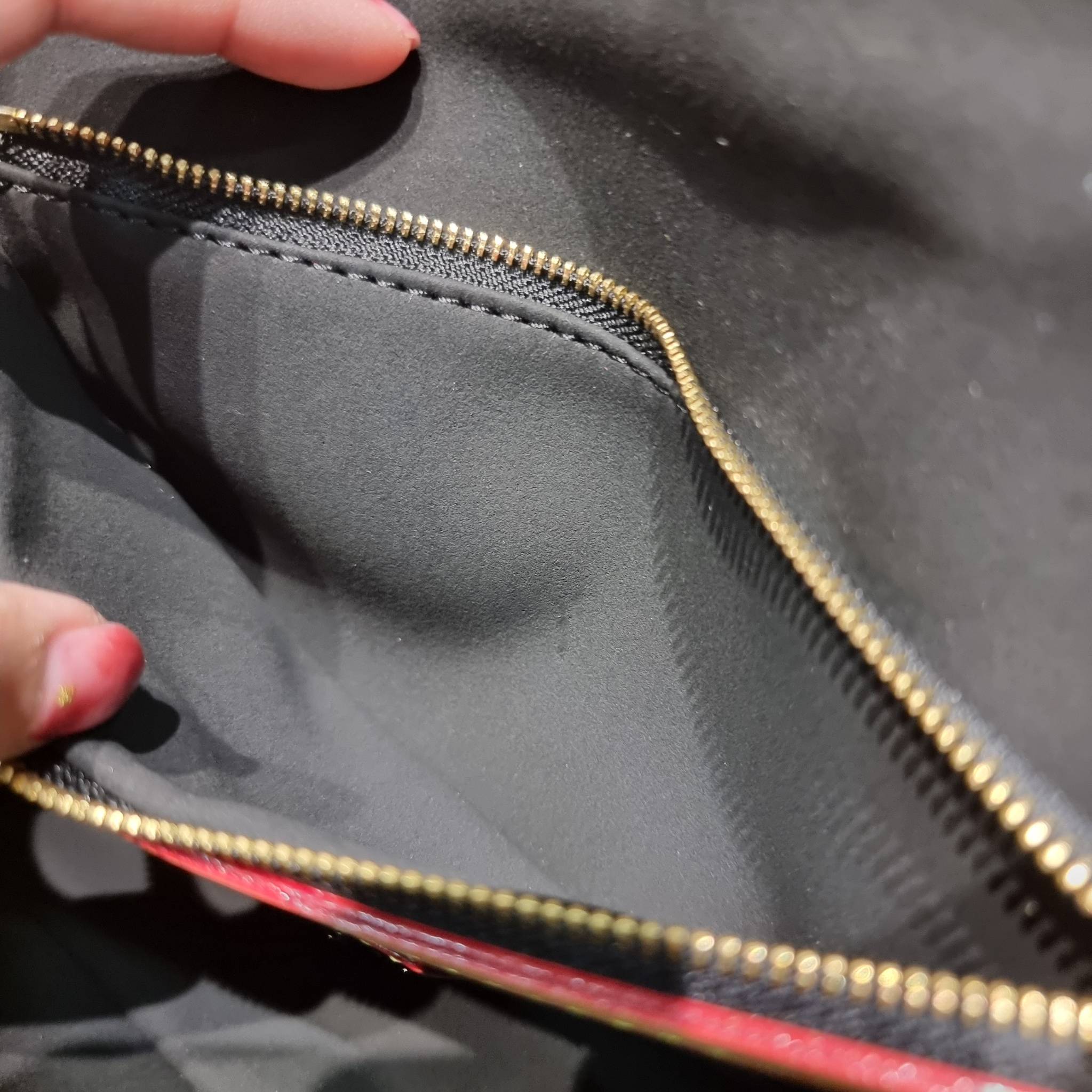 LV Diane Monogram Bag / LV multi handbag กระเป๋ามัลติฟังก์ชั่นสุดคุ้ม ดีไซน์ออกมาน่ารักน่าใช้มากๆ วัสดุหนังแคนวาส มีสายมาให้ถึง 2 แบบ สายหนังคล้องไหล่ได้ และสายสปอร์ตครอสบอดี้ได้ ปรับเปลี่ยนใช้ตามลุคแต่ละวันได้เลย