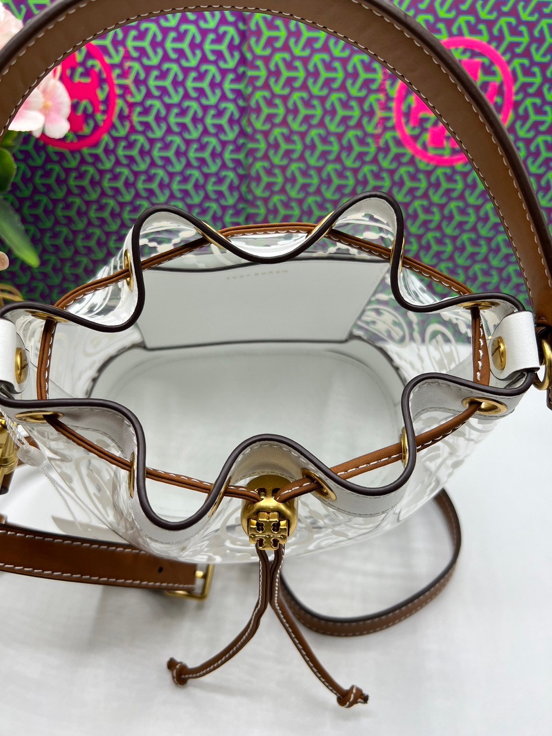 Tory Burch T Monogram Clear Bucket Bag / Tory Clear Bucket Bag ใหม่ล่าสุด กับกระเป๋าบัคเก็ต สีขาวสวยสะอาดตา ดีไซน์โปร่งละมุนมากๆ ดดเด่นด้วยลวดลายเอกลักษณ์ คมชัด ใช้งานง่ายด้วยการรูดหนังเปิด-ปิดที่ปากกระเป๋า ภายในเป็นช่องโล่ง งานจริงสวยน่าใช้มากค่ะ