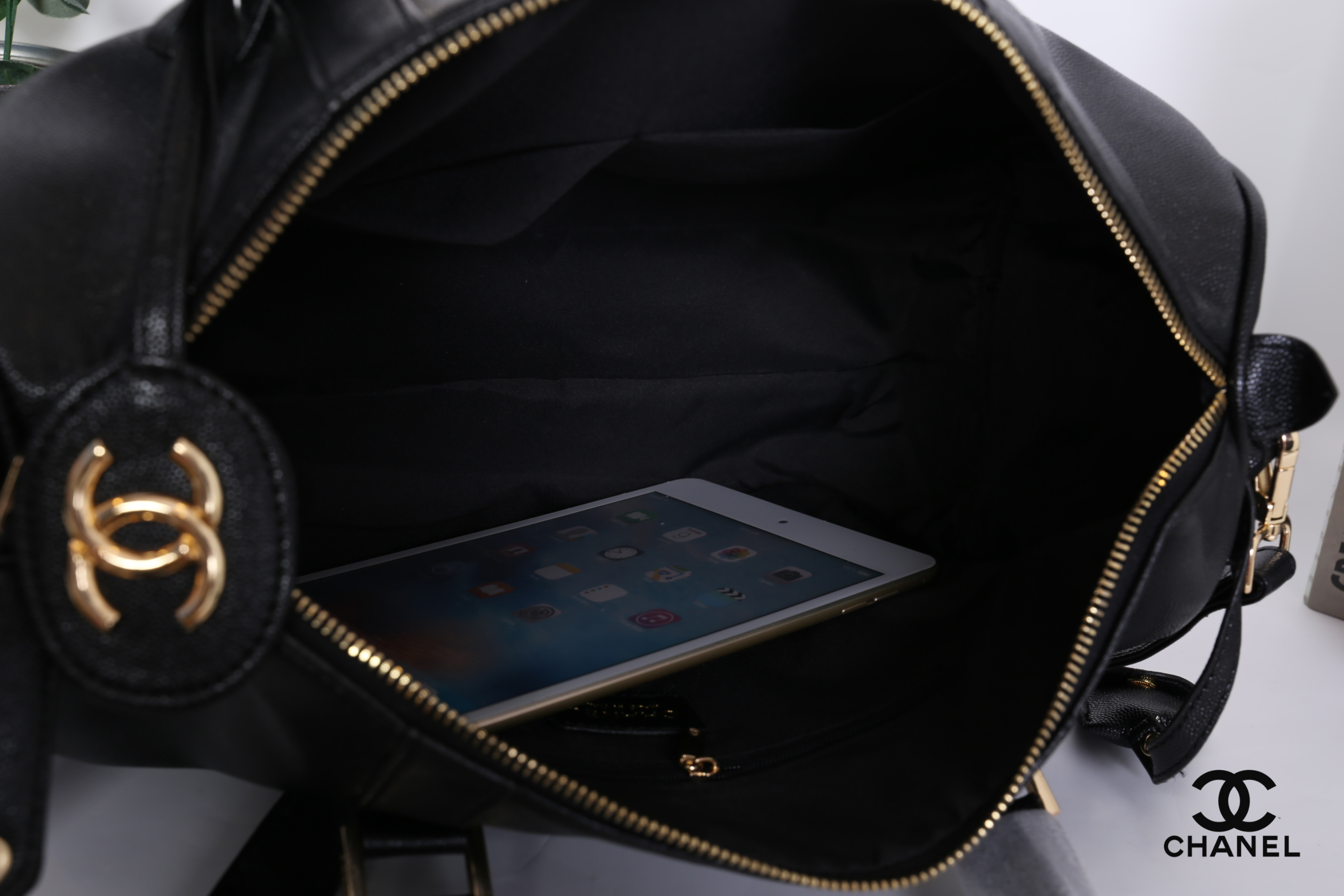 CHANEL Caviar Small Travel bag / CHANEL CAVIAR LARGE HANDBAG / chanel travel bag กระเป๋าเดินทางขนาดพอเหมาะ อะไหล่ทอง วัสดุหนังลายคาร์เวียร์ สวยหรูน่าใช้ น้ำหนักเบา มาพร้อมแท็กหนังแบรนด์อะไหล่ทอง และแท็กหนังใส่กุญแจ