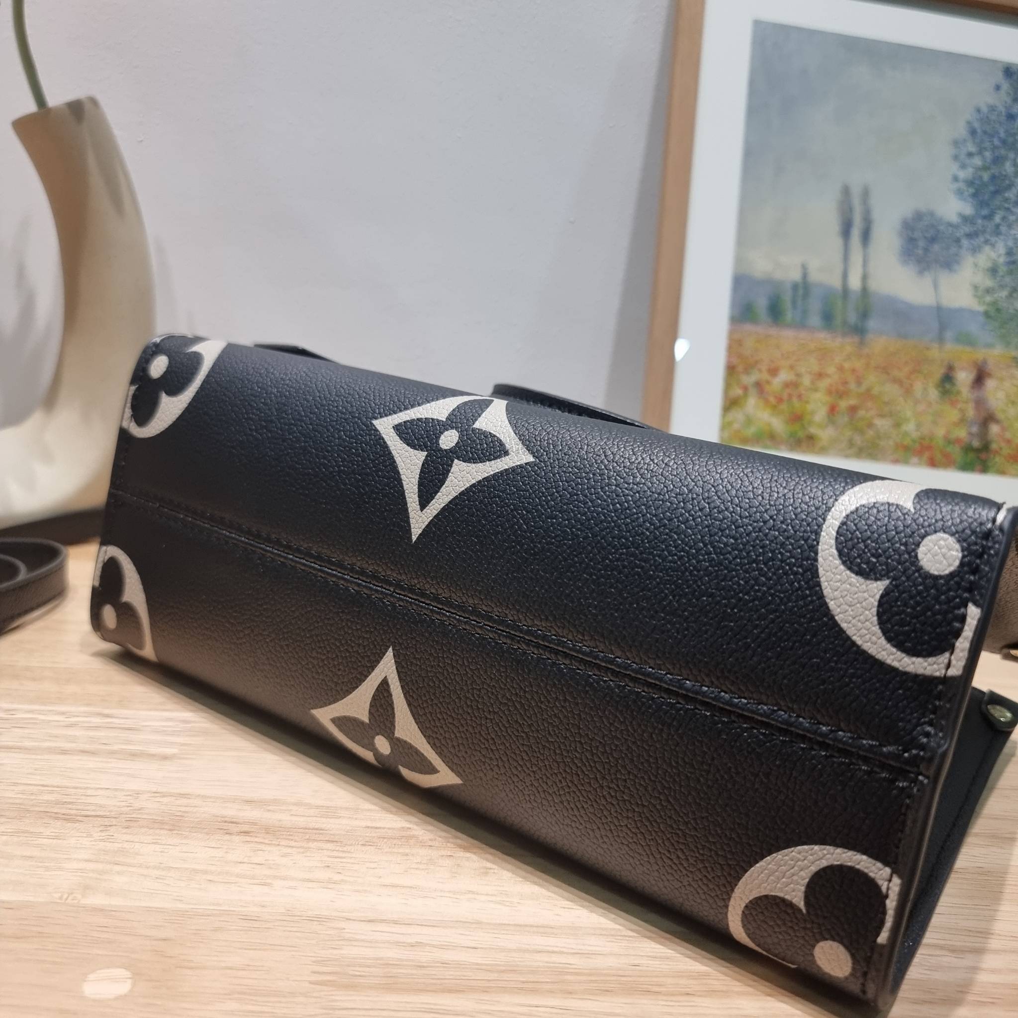 LV Onthego / LV crossbody tote bag กระเป๋าทรงโท้ทเวอร์ชั่นดั้งเดิม ที่คลาสสิค ผู้ดี หรูหรา โทนสีใช้งานง่าย ได้ทุกลุค ทุกสไตล์ วัสดุหนังลูกวัว ผิวลายเกรน มาพร้อมหูจับในตัว คล้องแขนก็ดูแพง หรือจะเกี่ยวสายครอสสะพายก็อัพลุคได้เลย ภายในโล่งกว้างมาก มีอะไหล่เกี