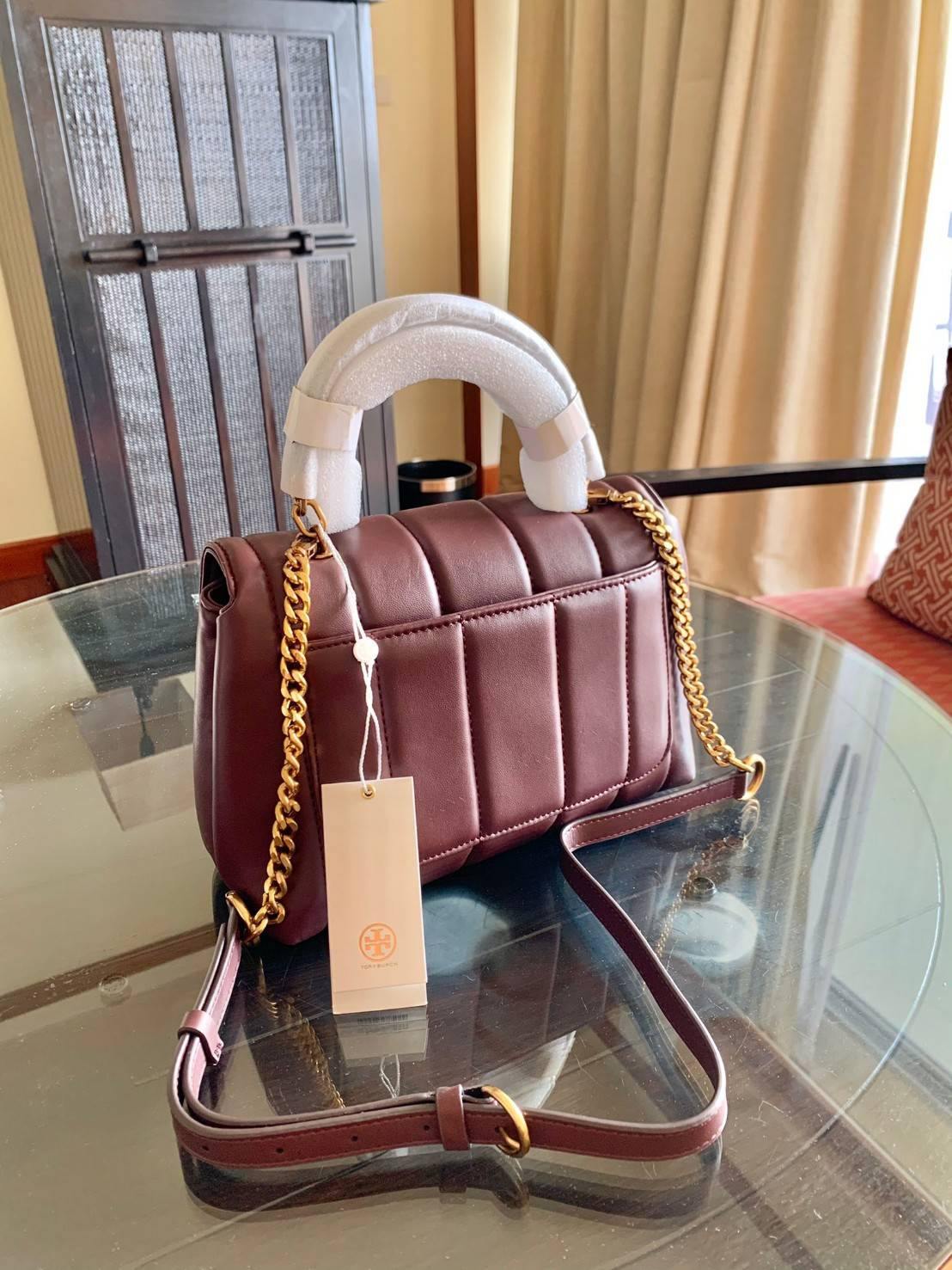 TORY BURCH KIRA QUILTED SMALL BAG พร้อมส่งที่ไทย ไม่ผิดหวังแน่นอนค่ะ! กระเป๋าหิ้วหรือสะพายข้างได้ วัสดุหนังแกะแท้ทั้งใบ ((หนังแกะจะมีคุณภาพดีเงานิ่มและแพงกว่าหนังวัวจ้า)) หนังนิ่มสวยงามมากๆค่ะ เปิดปิดกระเป๋าแบบหมุนล็อคแบบโลโก้แบรนด์ ใช้อะไหล่คลาสสิคดูหรูเ