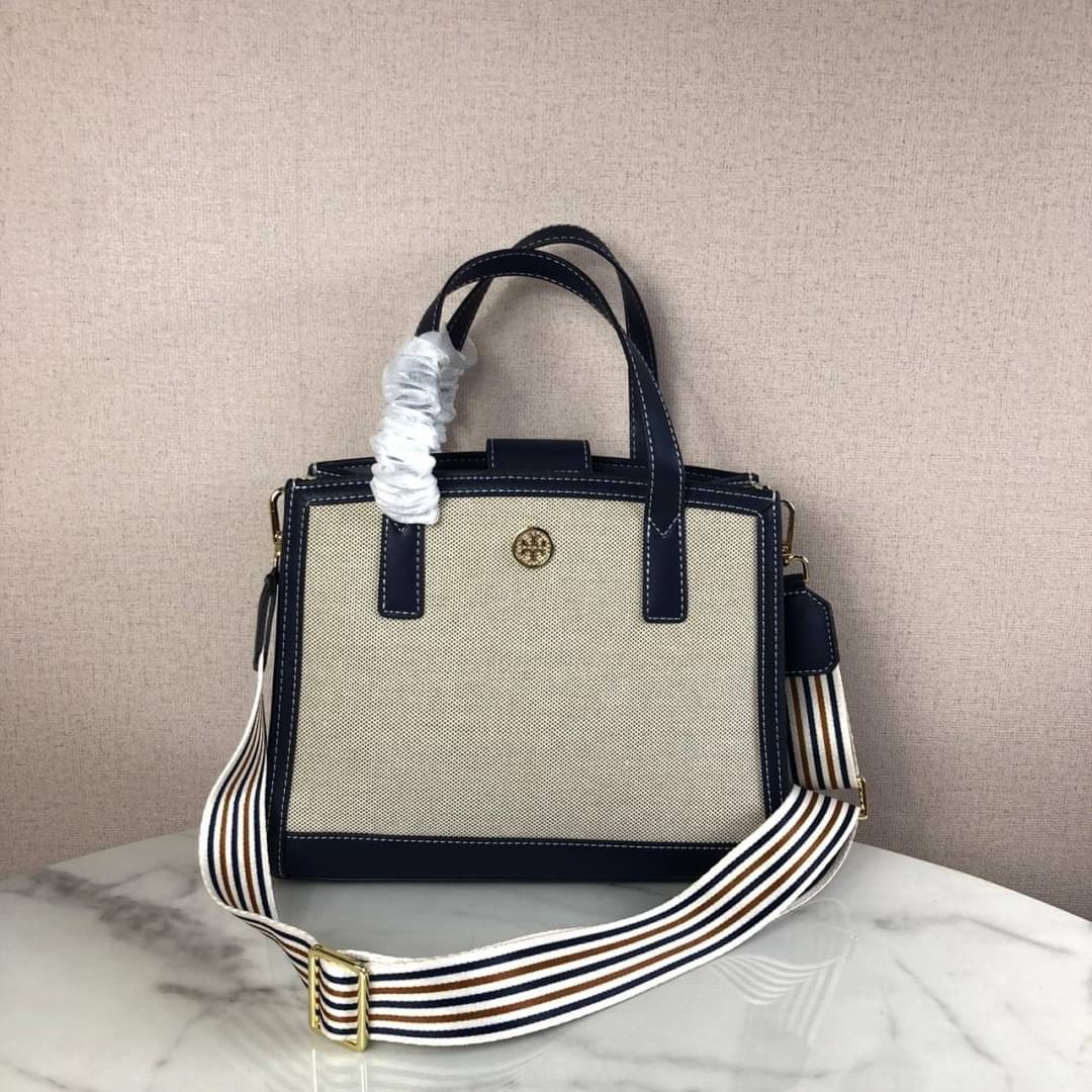 TORY BUTCH SMALL WALKER CANVAS กระเป๋าถือ หรือสะพาย TORY BURCH เปิด - ปิดกระเป๋าด้วยกระดุมแม่เหล็ก ด้านในแบ่งเป็น 3 ช่อง มีช่องซิปตรงกลาง และมีช่องซิปเล็กอีก 1 ช่อง ช่องใส่ของ 1 ช่อง หูจับสูง 14 cm มาพร้อมสายสะพายยาว สามารถถอดและปรับได้ Free Size ค่ะ