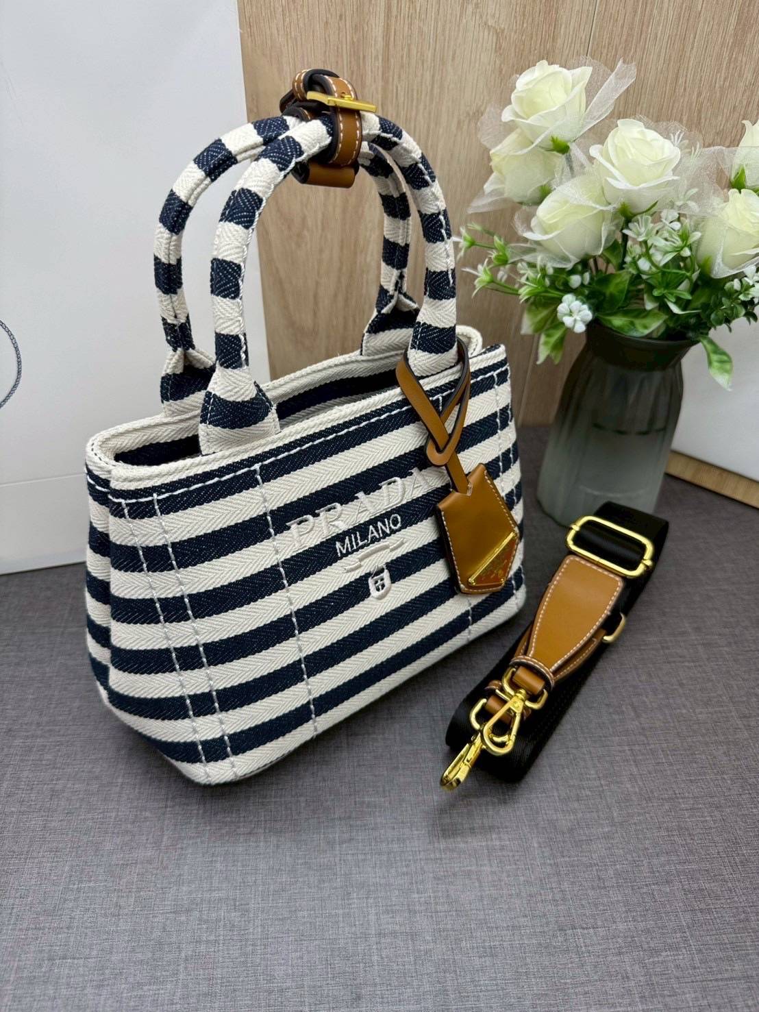 ORI หนังแท้ | Prada Jardinière linen blend mini-bag / Prada Tote Bag กระเป๋าทรงโท้ทใบเล็กน่ารัก ผ้าลินินผสม มาพร้อมดีไซน์ทันสมัย