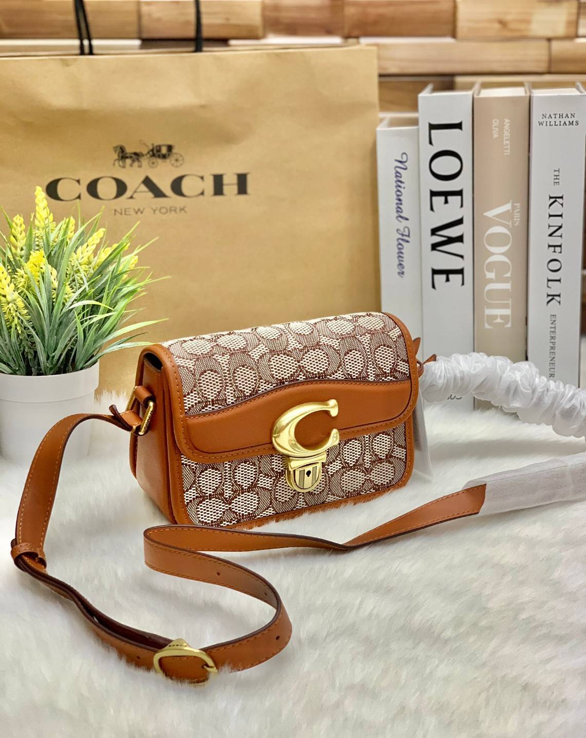 COACH STUDIO SHOULDER BAG 19 IN SIGNATURE JACQUARD ((C7937)) พร้อมส่งที่ไทย ยังไงต้องมีแล้วล่ะสาวๆๆ กระเป๋าสะพายแบบครอสบอดี้ร์ วัสดุJacquard ทอลายแบรนด์+หนังแท้ ได้ลงตัว ลุคคลาสสิค ดูดีมากๆค่ะ ด้านหน้าประดับด้วยโลหะโลโก้แบรนด์ตัวใหญ่ หรู พร้อมที่เปิดปิดแบ