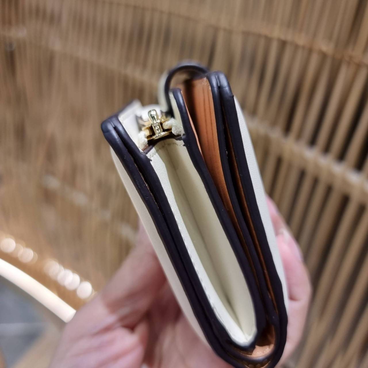 COACH C3454 MEDIUM CORNER ZIP WALLET ความหรูที่ซื้อได้!! กระเป๋าสตางค์ดีไซน์ใหม่ล่าสุด ออกแบบมาหรูดูดี ดีเทลลูกเล่นบุหนัง nappa นิ่มขึ้นเงาสวยมากๆ เปิด-ปิดใช้งานง่าย มีช่องซิปแยก มีช่องใส่บัตร ใส่ธนบัตรได้ทุกชนิด สะดวกใช้จริงๆใบนี้ สาวๆได้ไปใช้แล้วไม่อยาก