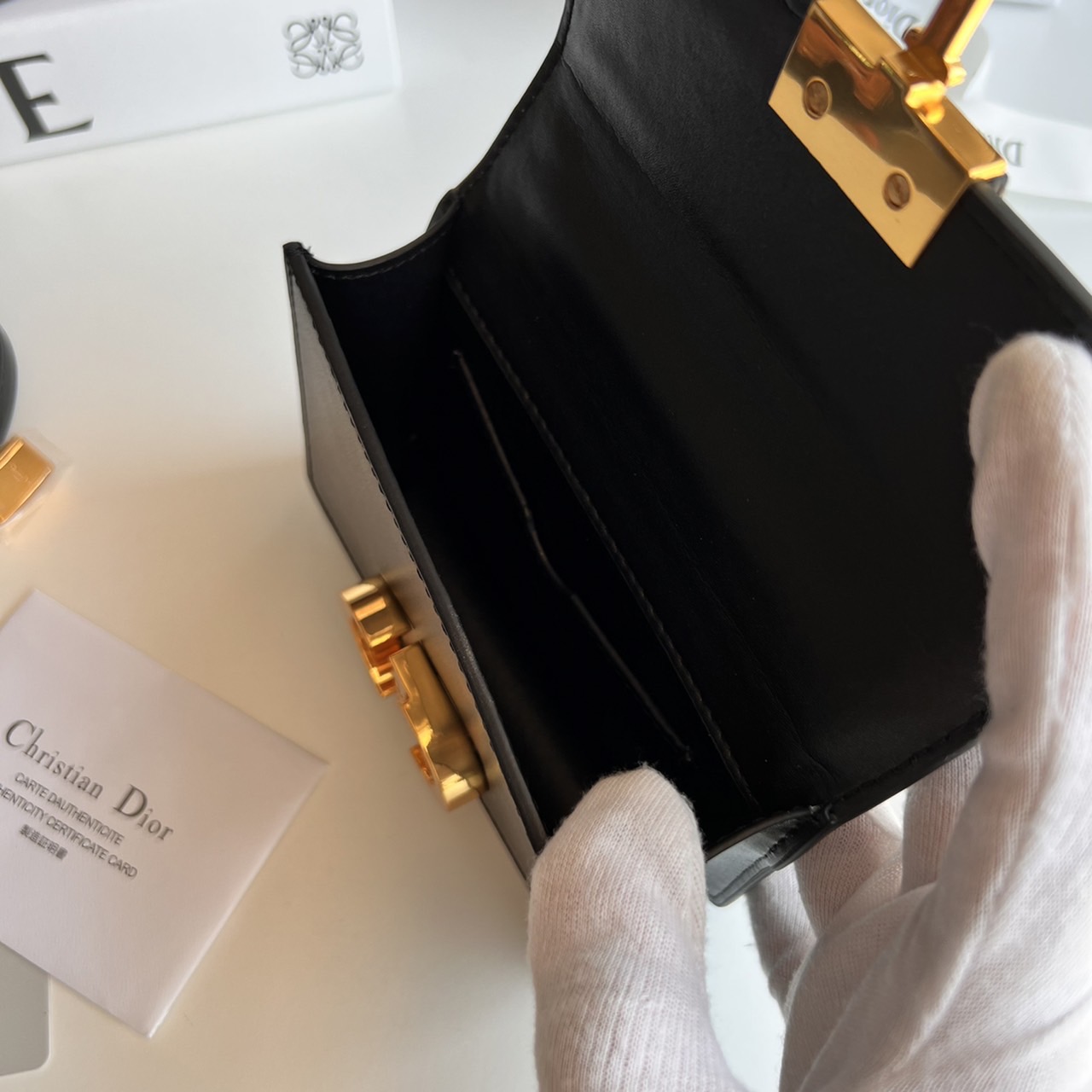 หนังแท้ DIOR Micro 30 Montaigne Bag พร้อมส่งที่ไทย เกรดเทพออริจินอลหนังแท้ สวยมากค่ะ ภาพสินค้าถ่ายจากงานขายจริง ใช้งานต่างประเทศได้ สายสะพายหนังยาวถอดได้ปรับระดับได้ จะสะพายไหล่หรือ CROSSBODY ก็ดูดีลุ๊คนี้คุณหนูมากค่ะ ไอเท็มนี้แนะนำไม่มีเอ้าท์ค่ะ ภาพถ่ายส