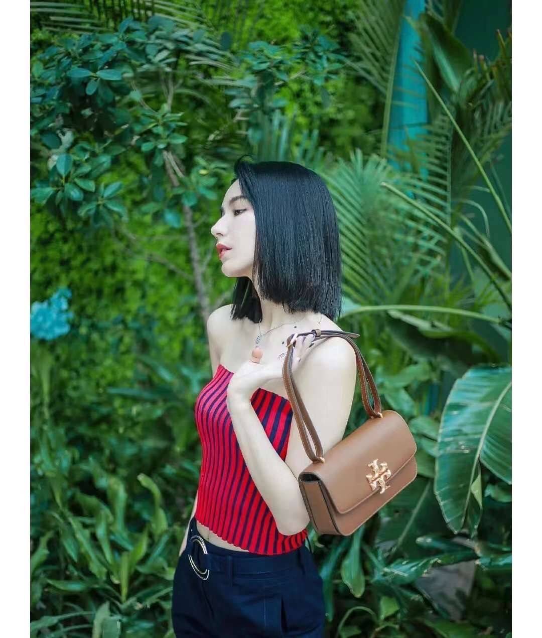 TORY BURCH ELEANOR CONVERTIBLE SHOULDER BAG ((89644)) รุ่นใหม่ สวยตามคนดังเซเลบกันเลยค่า! พร้อมส่ง ห้ามพลาดก่อนหมด ต้องมีติดตัวสักใบค่า กระเป๋าหิ้ว//คล้องไหล่ หรือสะพายข้างได้ หนังแท้เรียบ ผิวลื่น หรูมากๆสำหรับรุ่นนี้ เปิด-ปิดกระเป๋าแบบแม่เหล็กโลโก้แบรนด์