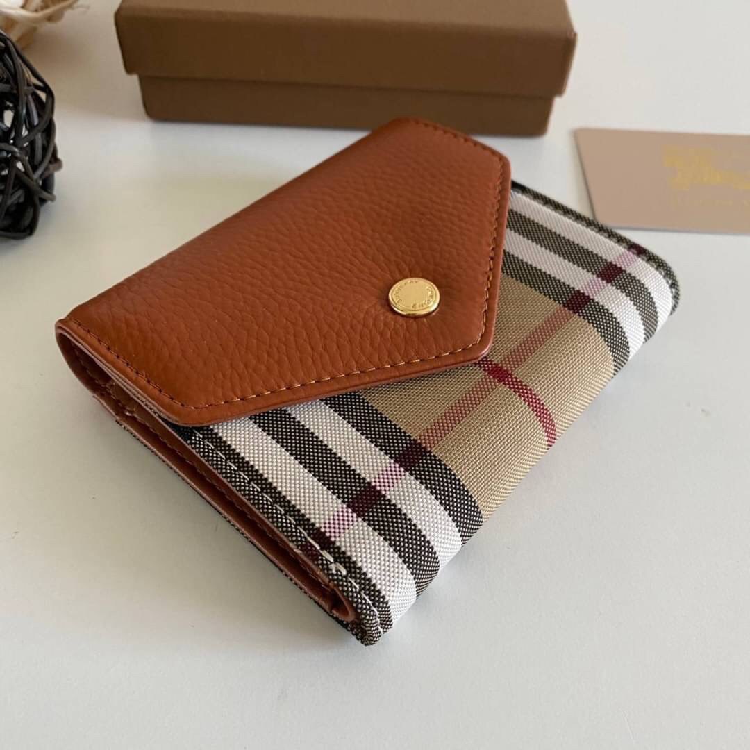 VIP GIFT 】Burberry Card Holder Wallet กระเป๋าเก็บบัตร พร้อมใส่ธนบัตร มีช่องซิบเล็กด้านในน่ารัก ขนาดพกพาสะดวก ปั้มอะไหล่ทองเรียบหรู เหมาะมากสำหรับใครที่ พกบัตรต่างๆเยอะๆ ทำให้กระเป๋าสตางค์หนา ตุง เทอะทะ ง่ายๆแค่ใบนี้ใบเดียวเอาอยู่จ้า สวยหรู มาพร้อมกล่อง สา