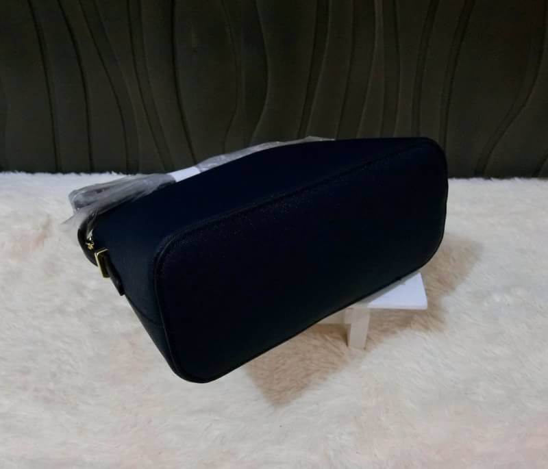 KATE SPADE CEDAR STREET MANDY แบรนด์ดังจากอเมริกาสุดฮิต กระเป๋าขนาดน่ารัก สะพายข้าง หนัง saffiano ภายในลายสวยเก๋สีทองเรียบหรู ทรงแข็งอยู่ทรง MUST HAVE!!