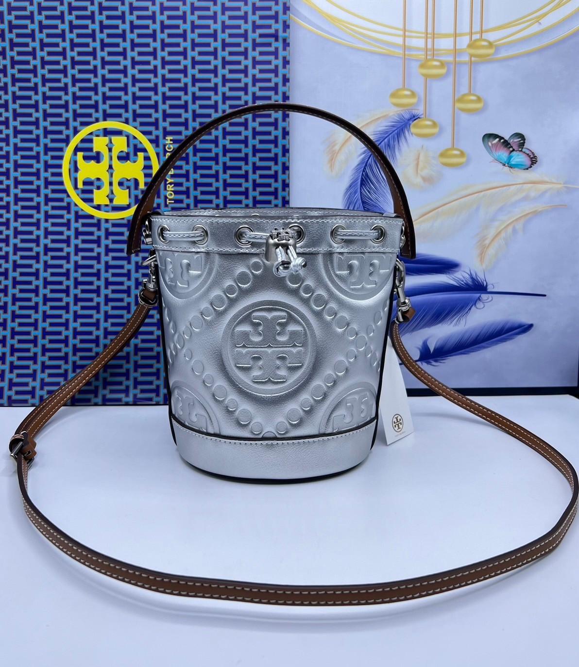 6 สี Tory Burch Puffy Mini / Tory burch T Monogram Puffy Patent Mini Bucket Bag / Tory Bucket Bag กระเป๋าบัคเกต size เล็ก โดดเด่นด้วยโลโก้ตัวนูนปั๊มด้านหน้า