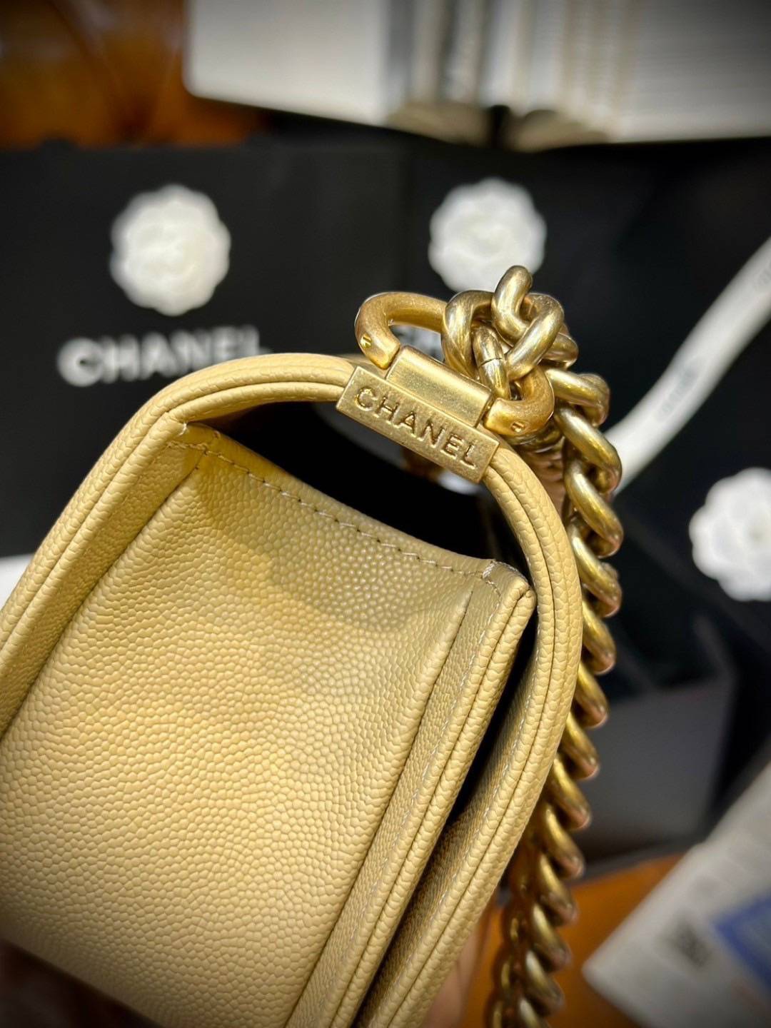 CHANEL BOY BAG 20cm กระเป๋าสุดคลาสสิคตลอดกาล งานหนังแท้ ขนาดเล็กน่ารัก ไม่ว่าเวลาจะผ่านไปเเค่ไหนก็ไม่เคย Out สำหรับรุ่นนี้ เรียบ หรู คลาสสิค ผู้ดี ไฮโซที่แท้ทรูอะไหล่เงินรมขวัญสวยมากค่ะ 🧡เกรดท็อปออริ เทียบแท้ 1:1 ใช้งานต่างประเทศได้