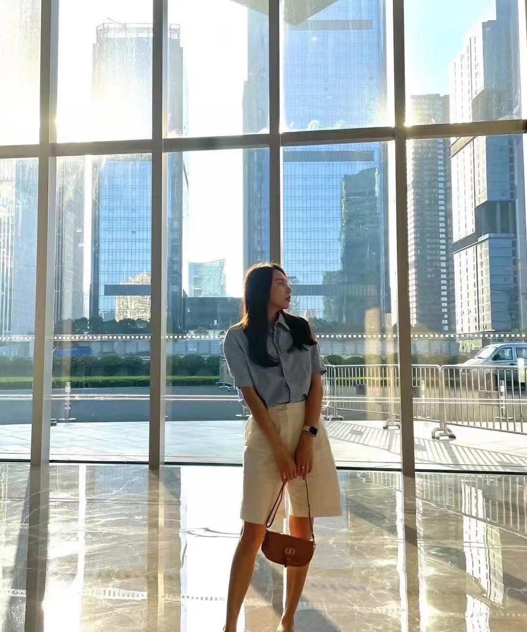 หนังแท้ DIOR BOBBY EAST-WEST BAG พร้อมส่งที่ไทย งานหนังแท้ทั้งใบเกรดออริจินอล ภาพสินค้าถ่ายจากงานขายจริง ใช้งานต่างประเทศได้ รุ่นใหม่ในฤดูกาลนี้ เพิ่มความทันสมัยให้กับซิลลูเอทของ Hobo ผ่านเส้นสายที่สง่างามและสัดส่วนที่กลมกลืนกัน สไตล์หนังลูกวัว โดดเด่นด้ว