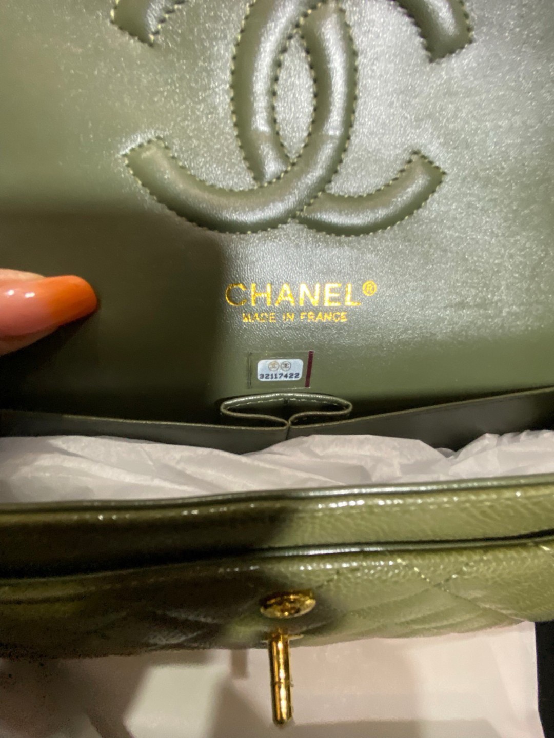 CHANEL Classic Medium Flap Bag กระเป๋าสะพายคลาสสิกรุ่นยอดนิยมตลอดกาล ดีไซน์เรียบหรูหราขับผิว งานหนังแท้สวยมาก มีอะไหล่เงินและทอง สุดยอดเดอะเบสท์ไอเท็ม