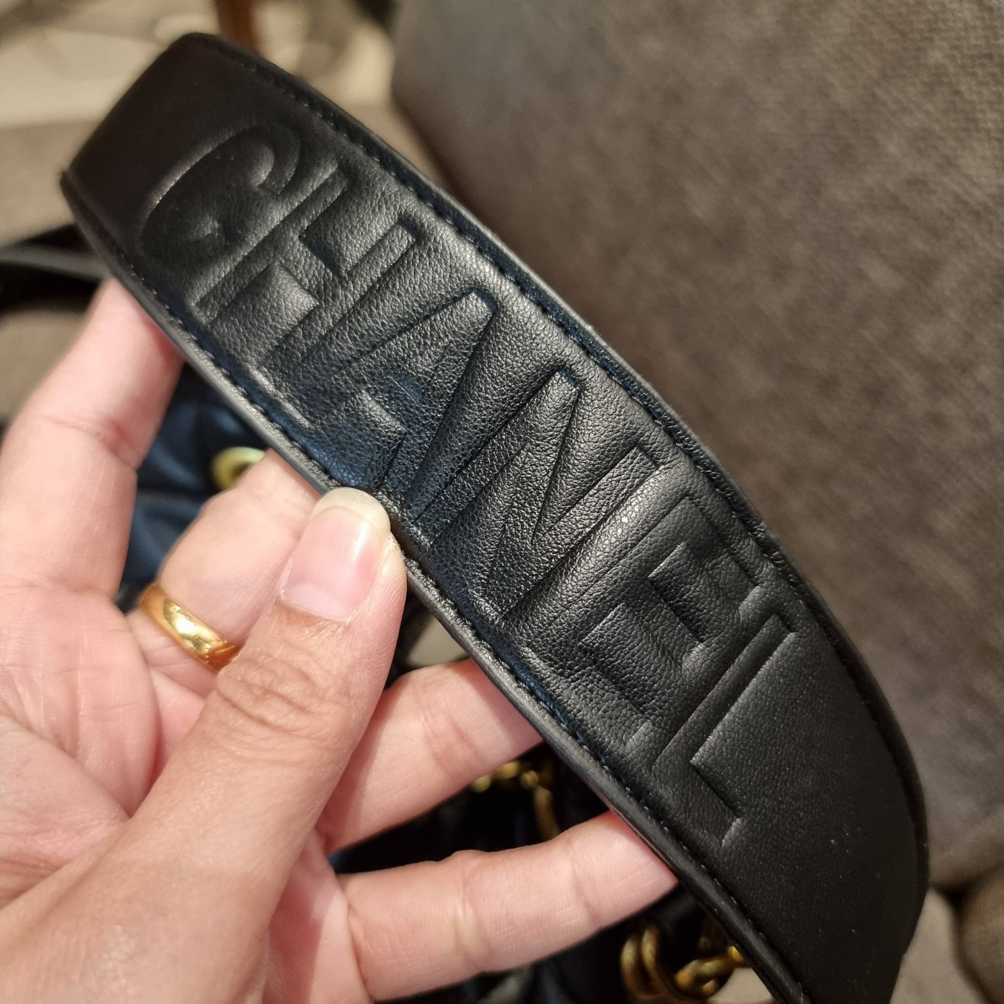 Chanel limited font leather bag / Chanel Bucket Bag กระเป๋าสะพายรุ่นลิมิเต็ด พรีเมี่ยมกิ๊ฟจากแบรนด์ รุ่นนี้การันตีหนังนิ่มมากกก!! โดดเด่นด้วย font โลโก้ และสายโซ่สลับหนังพร้อมตัวกดล็อคสีทองหรู สำหรับเปิด-ปิดปากกระเป๋า กดและปล่อยเพื่อล็อคได้ในตัว ภายในโล่ง