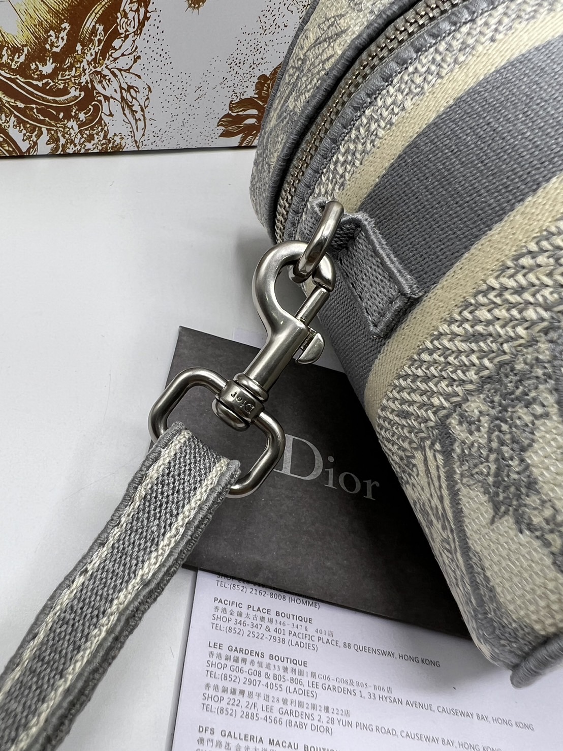 18cm Small DiorTravel Vanity Case กระเป๋าใส่เครื่องสำอาง มาพร้อมกับลวดลาย Oblique ปักอย่างประณีตและประดับด้วยสัญลักษณ์ Christian Dior Paris มาพร้อมสายสะพายและหูจับในตัว ปรับเปลี่ยนใช้งานได้ตามสไตล์