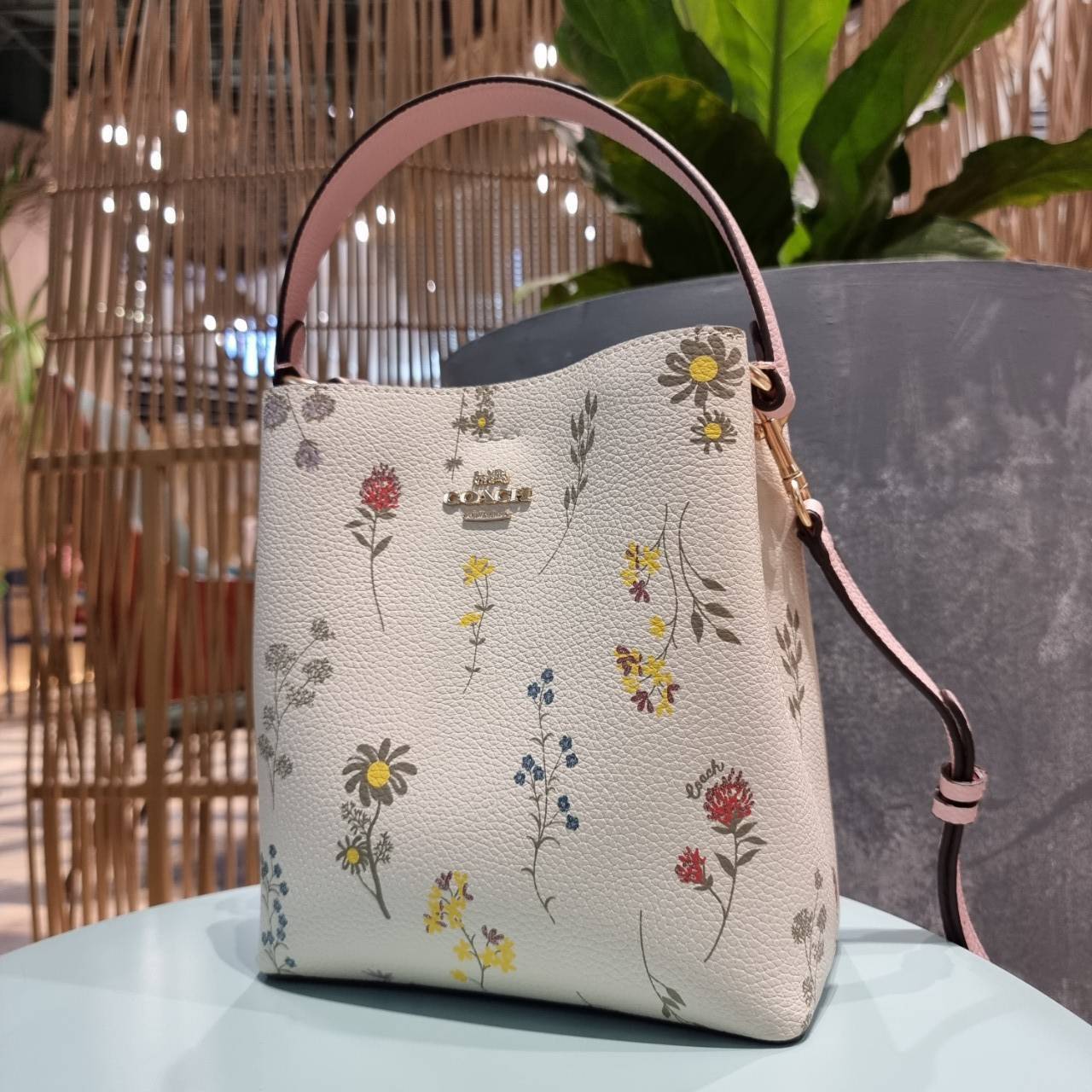 COACH C3598 SMALL TOWN BUCKET WITH SPACED WILDFLOWER PRINT คอลเลคชั่นใหม่ พร้อทเสิร์ฟความสวยก่อนใคร กระเป๋าทรงบัคเก็ตยอดฮิตตลอดกาล ดีไซน์ดอกไม้คละรอบใบ วัสดุหนัง pepble ดูผู้ดี ละมุนไปอีก ปากกระเป๋าเปิด-ปิดด้วยกระดุมแม่เหล็ก 2 ฝั่ง มีหูจับในตัวและสายสะพาย