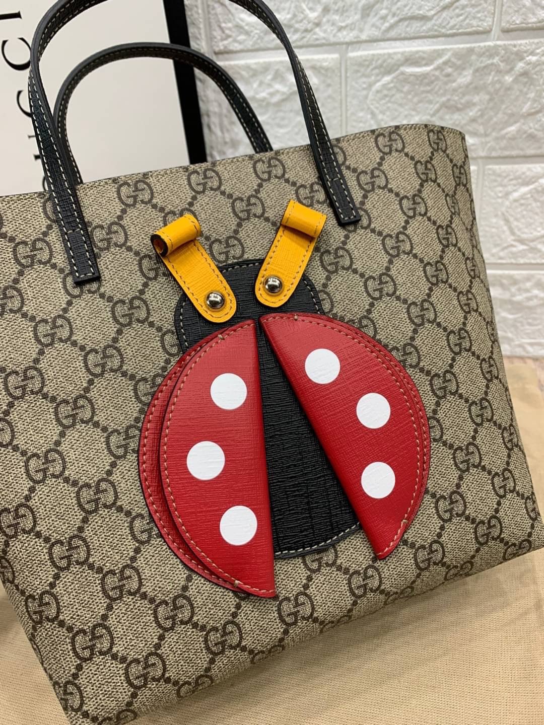 รวมแบบ GUCCI Children's tote bag / Gucci kid tote / Gucci bag พร้อมส่งสต๊อกแน่น กับกระเป๋าโท้ทคิดท์ ไซส์น่ารักน่าใช้ ฮอตไม่หยุด เด็ดทุกดีไซน์ มีลายเข้าใหม่มากกว่าในรูปนะคะ **สินค้าเกรดออริจินอล 1:1 สลับแท้ งานสวยตามรูป ภาพถ่ายจากงานขายจริง ใช้งานต่าง