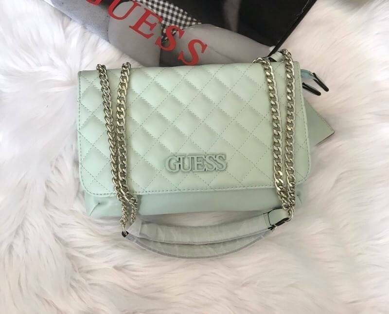 Guess Elliana Convertible Flap Over Crossbody กระเป๋าสะพายรุ่นใหม่จาก Guess factory รุ่นนี้สามารถสะพายได้ทั้งสายคู่และสายเดี่ยว สายสะพายโซ่ต่อหนังไม่เจ็บบ่า ด้านหน้าประดับtagโลหะหุ้มหนังถอดออกได้ วัสดุหนังpu ลายตาราง เรียบนิ่ม เปิดปิดกระเป๋าด้วยกระดุมแม่เ