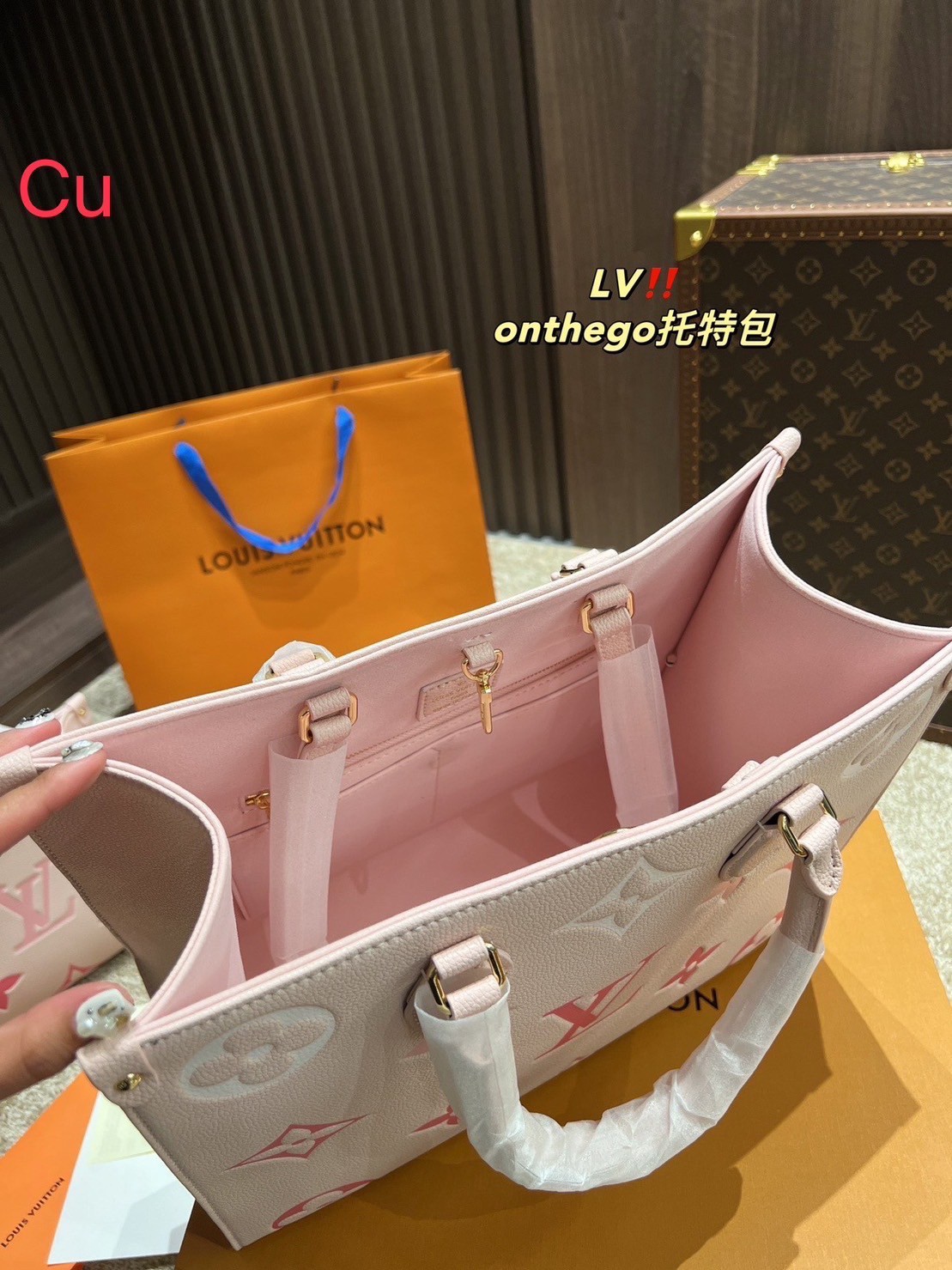 พร้อมส่ง 2 ไซส์ 2 สี โทนพาสเทล 💖💖 LV OnTheGo Leather Handbag / LV Tote Crossbody Bag กระเป๋าทรงโท้ทเวอร์ชั่นดั้งเดิม งานหนังเต็มใบ โทนสีพาสเทลละมุน ปั้มโลโก้ไล่สีเป็นเอกลักษณ์