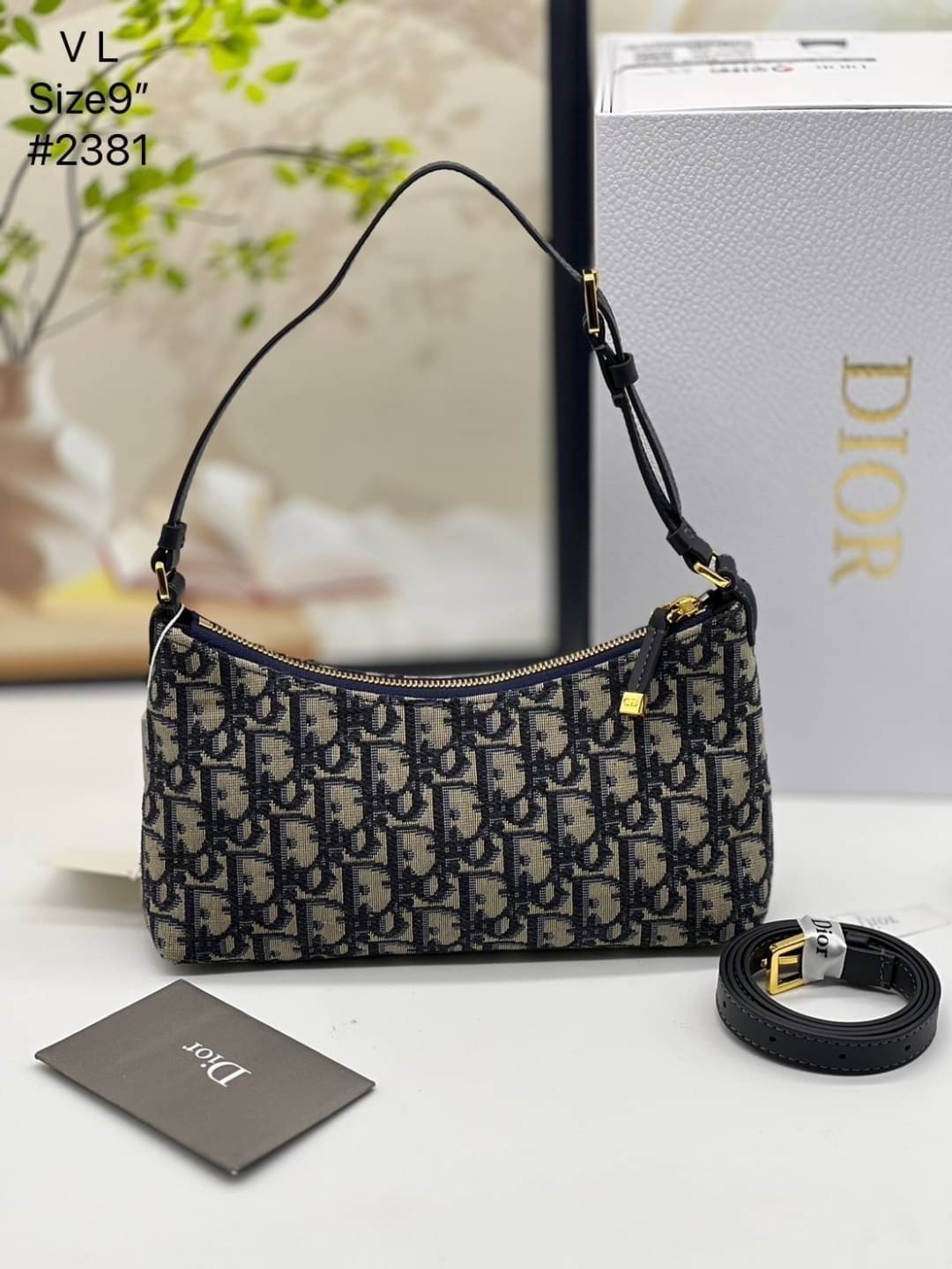 DIOR 30 MONTAIGNE CIGALE MINI BAG กระเป๋าสะพายไหล่ทรงโฮโบ รุ่นใหม่ล่าสุด ไซส์มินิที่ไม่ได้เล็กอย่างที่คิด เพราะใบนี้สามารถใส่ของสำคัญได้ครบ ดีไซน์สวยคลาสสิค เรียบแต่โก้ น้อยแต่หรูหรา