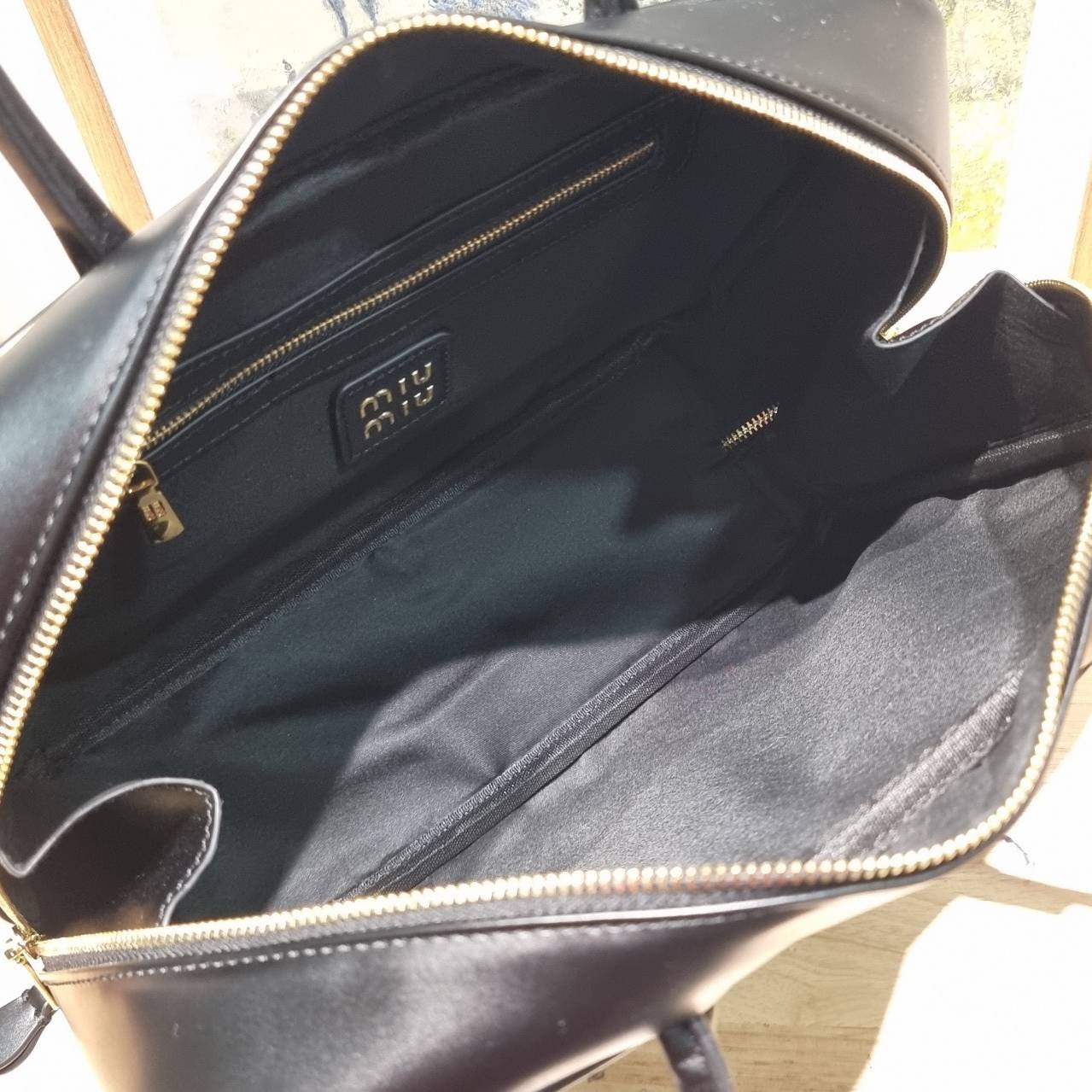 MIU MIU LEATHER BEAU BAG กระเป๋าถือรุ่นสุดจึ้ง ที่ไม่มีตอนนี้คือพลาด ดีไซน์เรียบแต่มากมีอยู่จริง สวยดูแพง หูจับในตัวง่ายและสะดวกพกพา เพียงแค่คล้องไหล่ ขนาดใหญ่จุของได้แบบสบายๆ