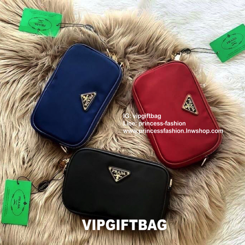 PRADA CROSSBODY BAG WITH ZIP GIFT WITH PURCHASE (GWP) กระเป๋าสะพายพรีเมี่ยมกิ้ฟ Limited Edition จากเคาน์เตอร์แบรนด์ดีไซน์เรียบหรูดูดี วัสดุ Nylon & Polyester 100% เนื้อหนาคุณภาพดีตามแบบฉบับของแบรนด์ ด้านหน้าประดับโลโก้มีช่องแบ่ง2 ช่องเป็นสัดส่วนเปิดปิดด้ว
