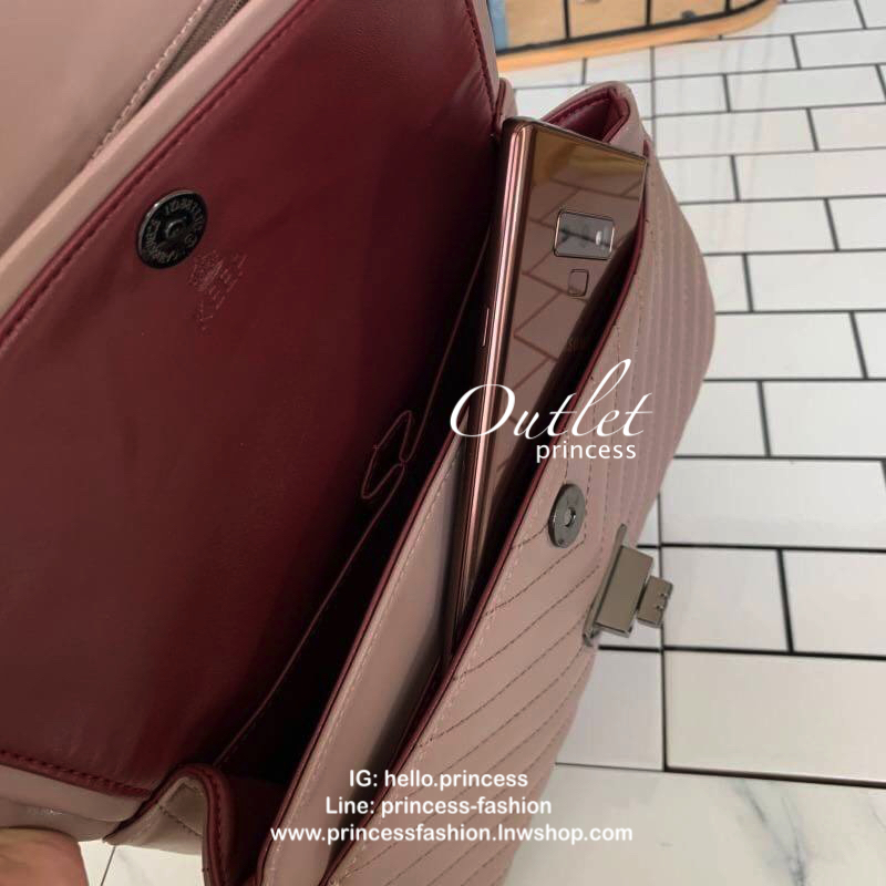 KEEP shoulder chevron chain handbag ( อะไหล่ รมควันดำ ) สวย หรู มากๆ เลยน๊า กระเป๋าอยู่ทรง ใครชอบส่งวันนี้ห้ามพลาดเลยนะคะ สายโซ่สะพายสบายคะ สายปรับ สั้น ยาวได้คะ ภายในสีแดง มีช่องใส่ของจิกจิงหลายช่องแบ่งเก็บของเป็นสัดส่วนมากๆคะ *ใบจริงสวยมาก เข้ากับชุดได้