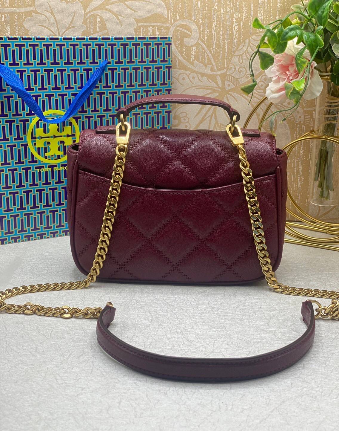 Tory Burch Willa Mini Top Handle Bag พร้อมส่งที่ไทย ใบจริงคือสวยสุดดไปเลยค่าา! กระเป๋าสะพายข้างหรือหิ้วก็เก๋ไปอีกเลยค่ะ! หนังอย่างดี ลายนวมนิ่มมือดีมากค่ะ ด้านหน้ามีอะไหล่โลโก้แบรนด์