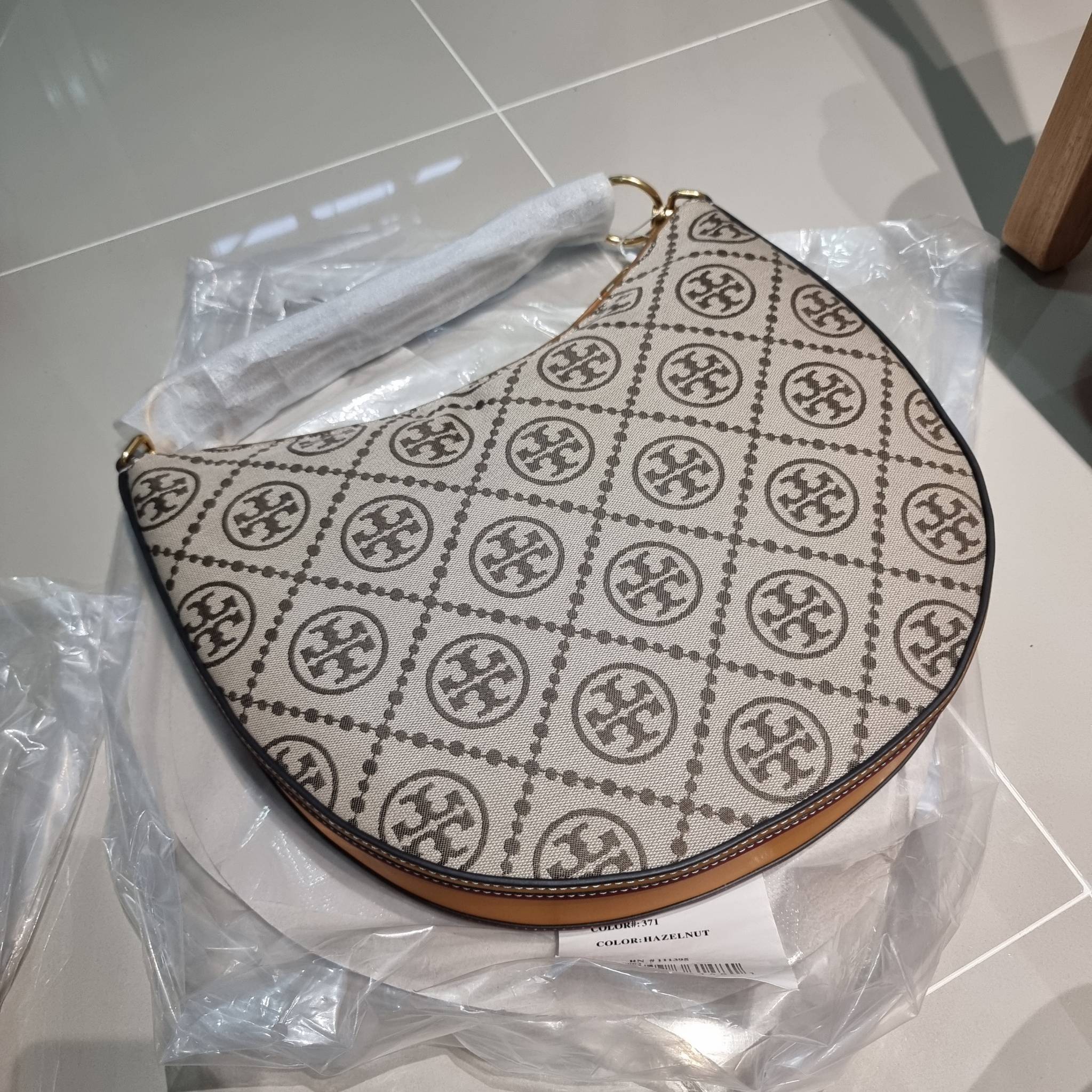 ใบใหญ่ 35cm Tory Burch T Monogram Medium Crescent Bag / TORY BURCH T MONOGRAM JACQUARD CRESCENT BAG ไซส์ใหญ่กับไอเท็มสุดร้อนแรง เซเลปรีวิวเยอะมาก!! สาวๆตามหากันไปอีก กระเป๋าทรง half moon ที่ดีไซน์บนผ้า jacquard ลวดลายซิกเนเจอร์ เรียบหรู ผู้ดีมากแม่!