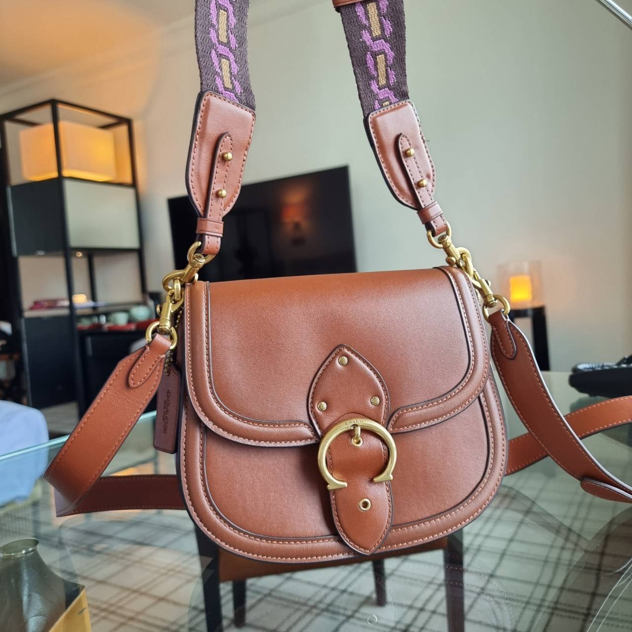 COACH C0749 BEAT SADDLE BAG คอลเลคชั่นใหม่ ดีไซน์หรูหรา พิเศษมากๆมาพร้อมสายสะพาย 2 เส้น ใช้คู่กันหรือแยกสะพายก็สวยครบสูตร กระเป๋าสะพายทรง saddle คลาสสิค เปิด-ปิดด้วยกระดุมแน่นหนา ภายในเป็นช่องโล่ง ใส่ของได้ครบครัน สาวๆใช้เป็น everyday bag ได้เลย เห็นสีน้ำ