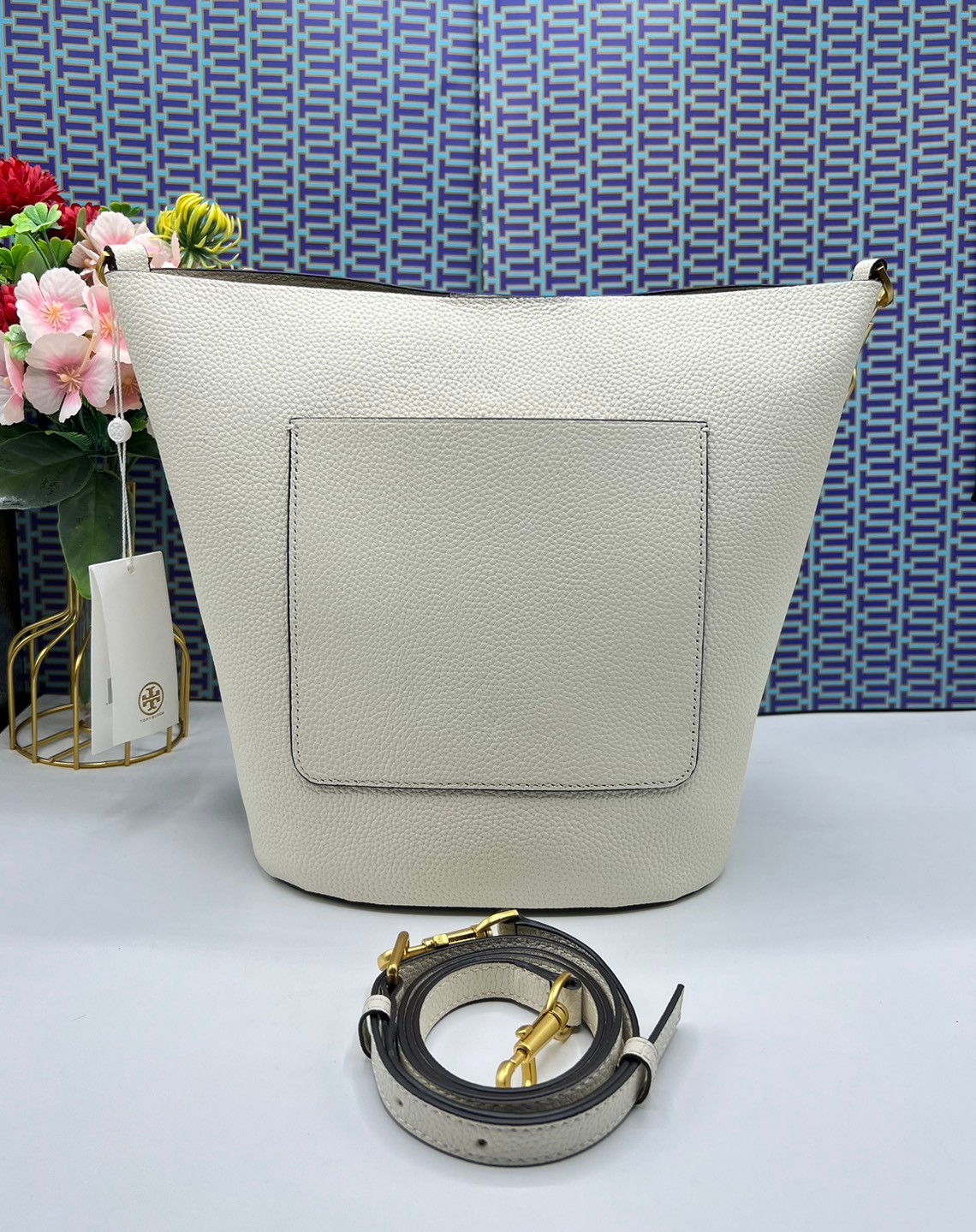 Tory Burch McGraw Bucket bag / Tory Burch Mcgraw Double T Logo Plaque Bucket Bag พร้อมส่ง 4 สี กระเป๋าสะพายหรือถือคล้องแขนทรงถัง จุของได้เยอะใบนี้ตอบโจทย์ได้ดีมาก โทนสีเรียบง่าย แฝงไปด้วยความดูดี สุขุมและเป็นผู้ใหญ่