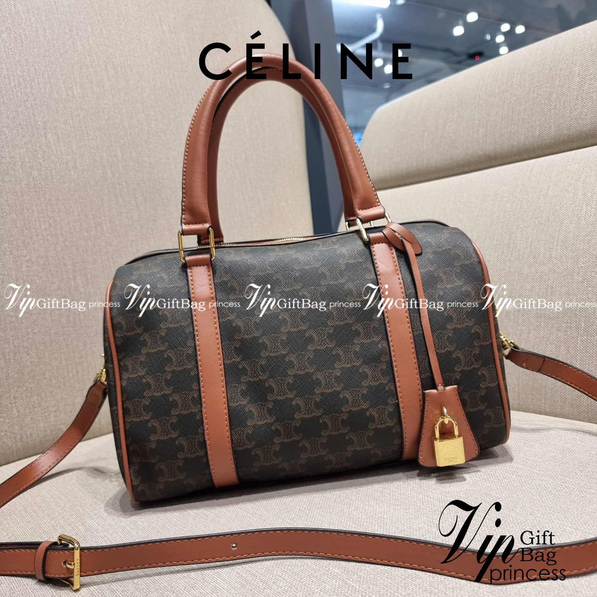 CELINE BOSTON BAG IN TRIOMPHE CANVAS AND CALFSKIN ยอดฮิตกับลวดลายเอกลักษณ์ สุดคลาสสิค กับกระเป๋ากึ่งเดินทาง ไซส์กำลังดี ที่สามารถใช้ได้ทั้งหนุ่มๆและสาวๆ วัสดุหนังแคนวาสตัดสลับหนังแท้ เปิด-ปิดด้วยซิป ใช้งานสะดวก และยังมีพวงหนังห้อยและแม่กุญแจล็อคซิปได้ มาพ