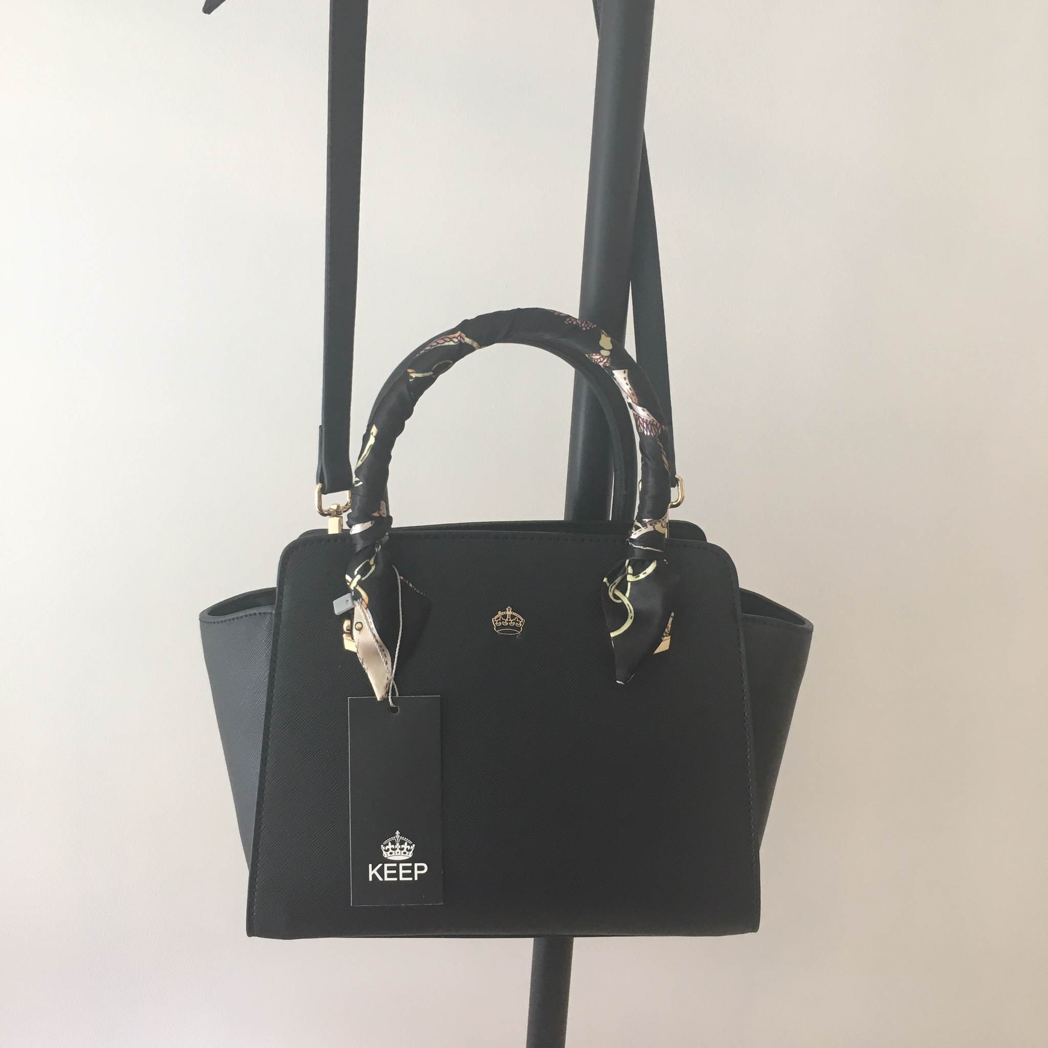 รุ่นใหม่ล่าสุด หนัง saffiano สวยมากๆค่า รุ่น KEEP Infinite office bag สวย น่ารัก ขนาดตอบทุกโจทย์การใช้งาน เห็นแล้ว หลงรักเลยคะ 🌲ตัวกระเป๋าขนาดกำลังดีหนังsaffiano ลายสวยที่สำคัญ ดูแลรักษาง่าย ประดับด้วยผ้าพันหูกระเป๋ารุ่นพิเศษ ทำให้กระเป๋าเก๋ ขึ้น 