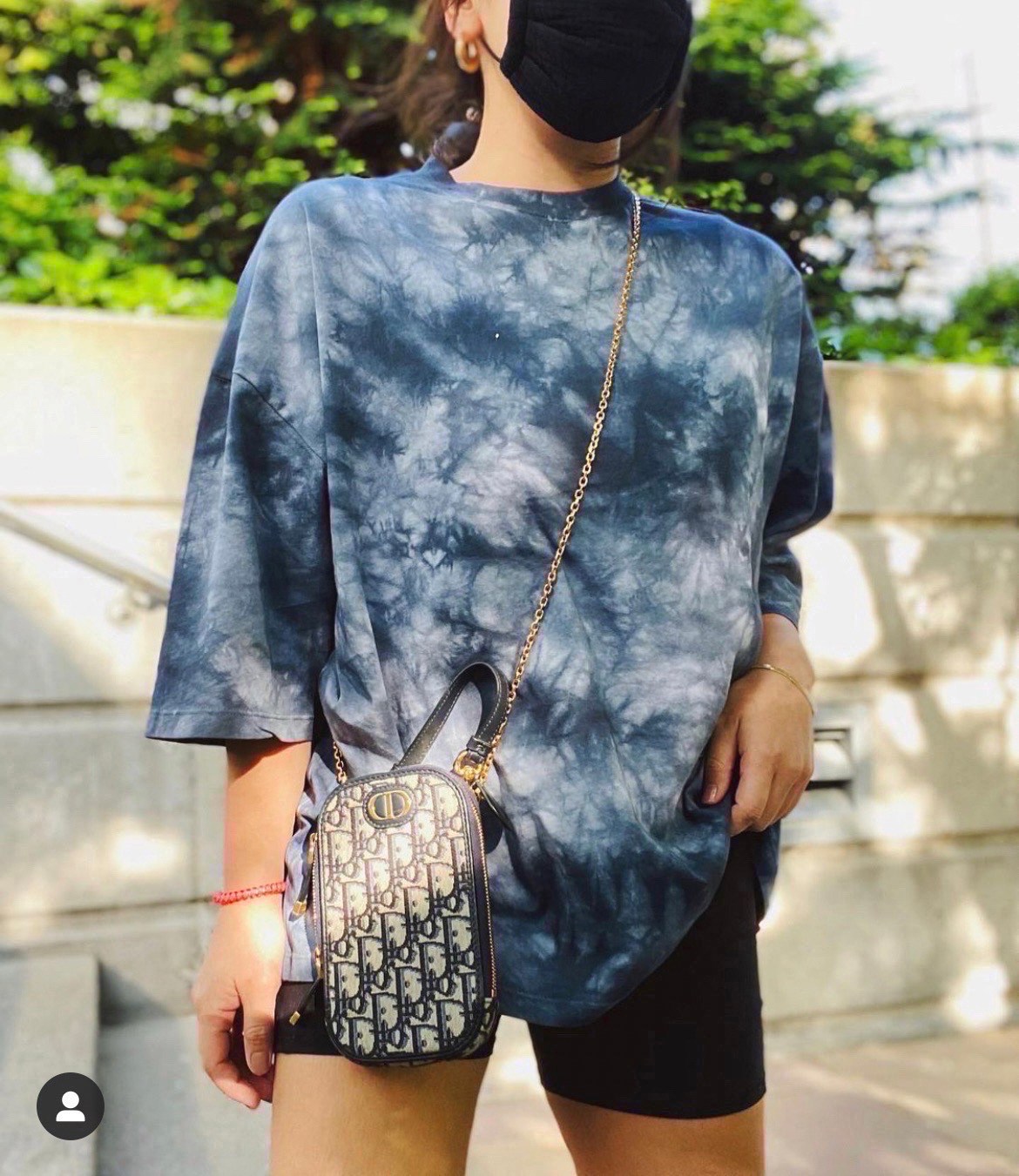 DIOR Phone Bag / DIOR 30 Montaigne Phone Holder Blue Dior Oblique Jacquard เกรดใช้งานสลับของแท้ เกรดออริจินอล กระเป๋าใส่โทรศัพท์ติดโลโก้ CD สีทองด้านหน้ากระเป๋า มีสายโซ่สีทองแบบยาวที่สามารถสะพาย crossbody ได้ และสายหนังเอามาหิ้วเก๋ๆ ก็ได้นะคะ สายทั้ง 2 สา