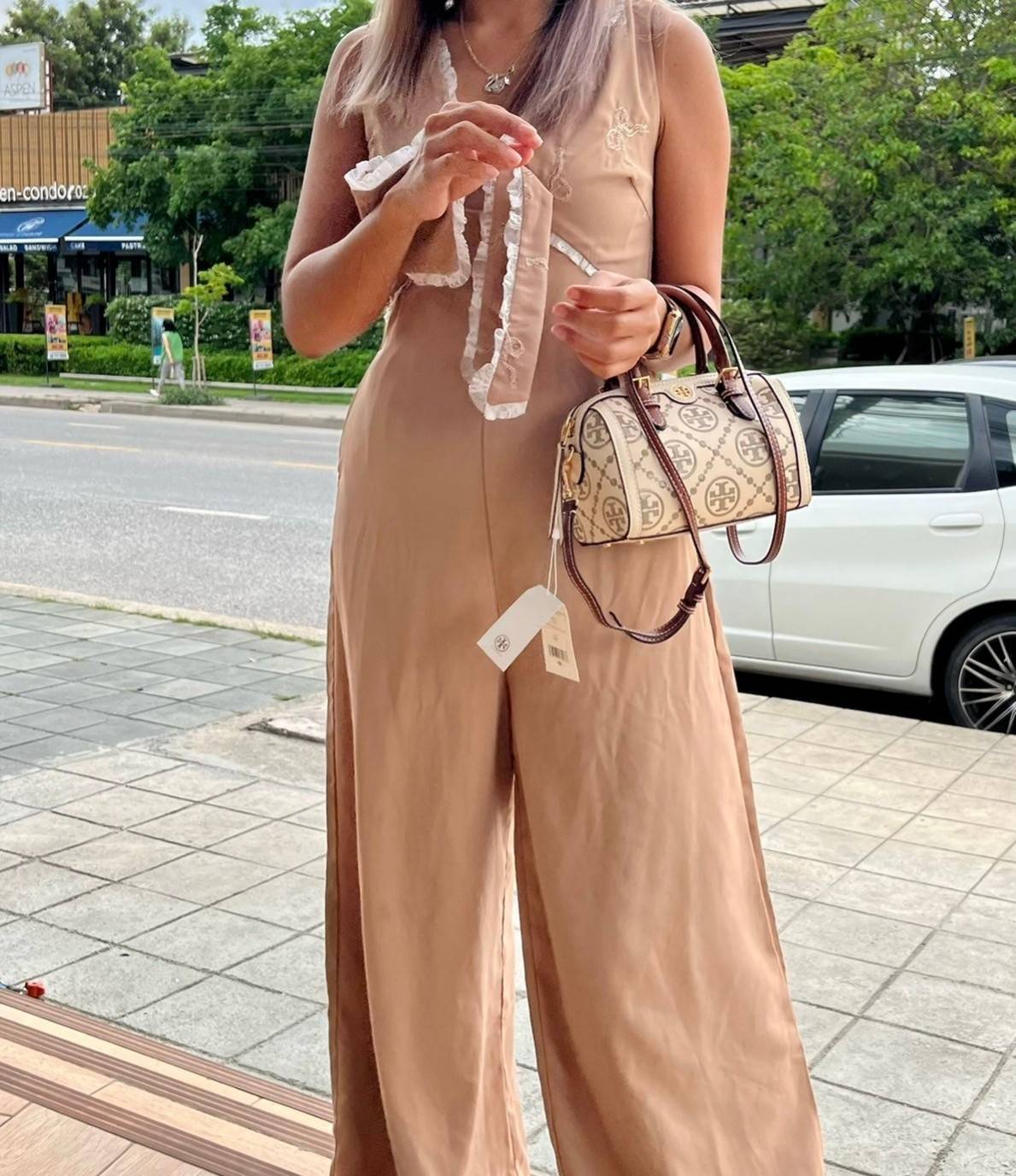 Tory Burch T-Monogram Mini Embossed Wine Bucket Bag / Tory Burch Mini Bucket กระเป๋าถือหรือสะพายไหล่ ทรงหมอนขนาดเล็ก ประดับด้วยลวดลายอันเป็นสัญลักษณ์ของแบรนด์ ถูกประดิษขึ้นด้วยความพิถีพิถันวัสดุหนังอย่างดี ด้านในบุด้วยหนังไมโครซูแอคเนื้อนุ่มทำความสะอาดง่า