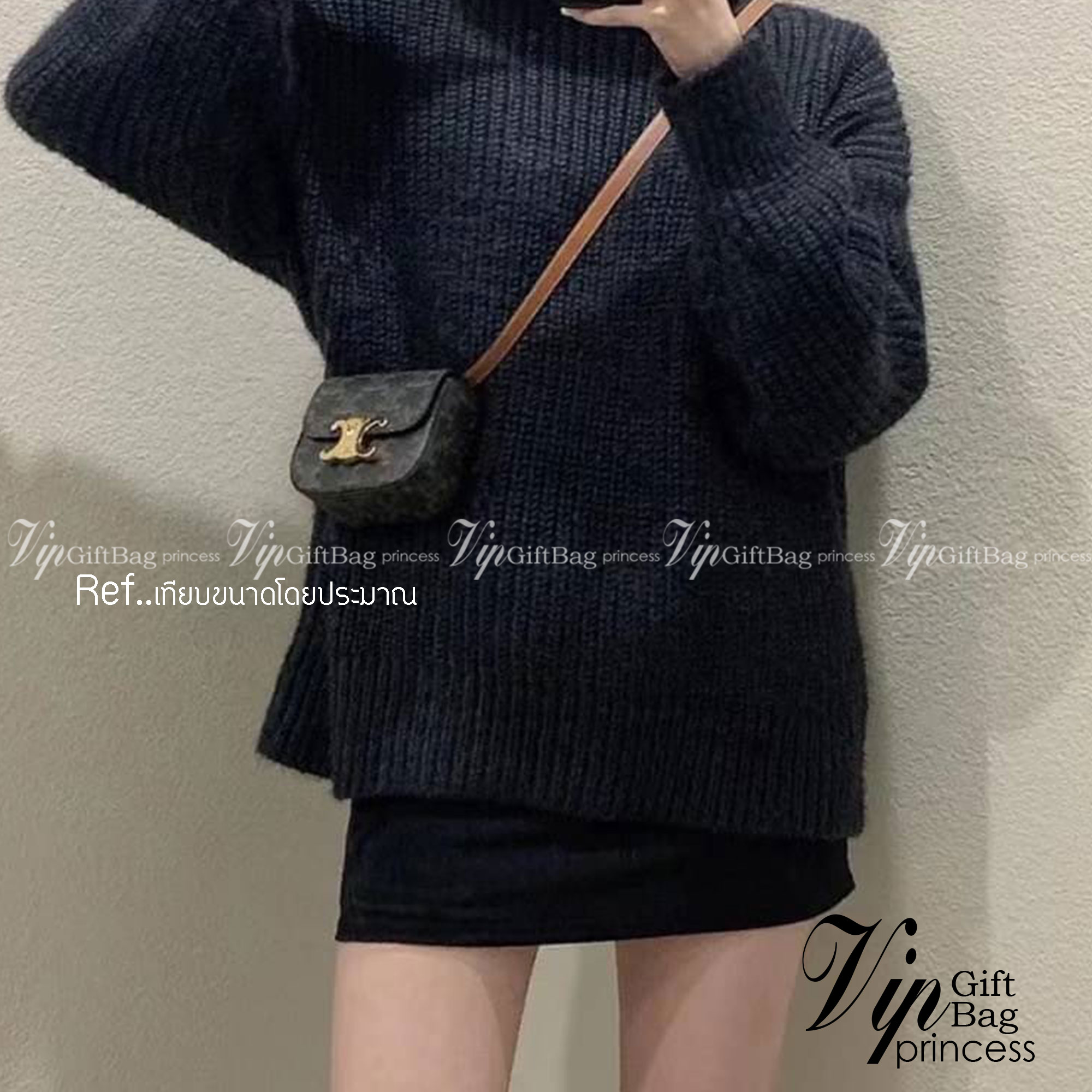 CELINE MINI TRIOMPHE IN TRIOMPHE Shiny calfskin เกรดออริจินอล กระเป๋ามินิทรงชิค ดีไซน์รูปกล่องสุดแสนมินิมอล สามารถสะพายแบบ Crossbody และยังเป็น Belt Bagได้อีกด้วย วัสดุแคนวาสลาย Triomphe แบบไม่มีตกยุค