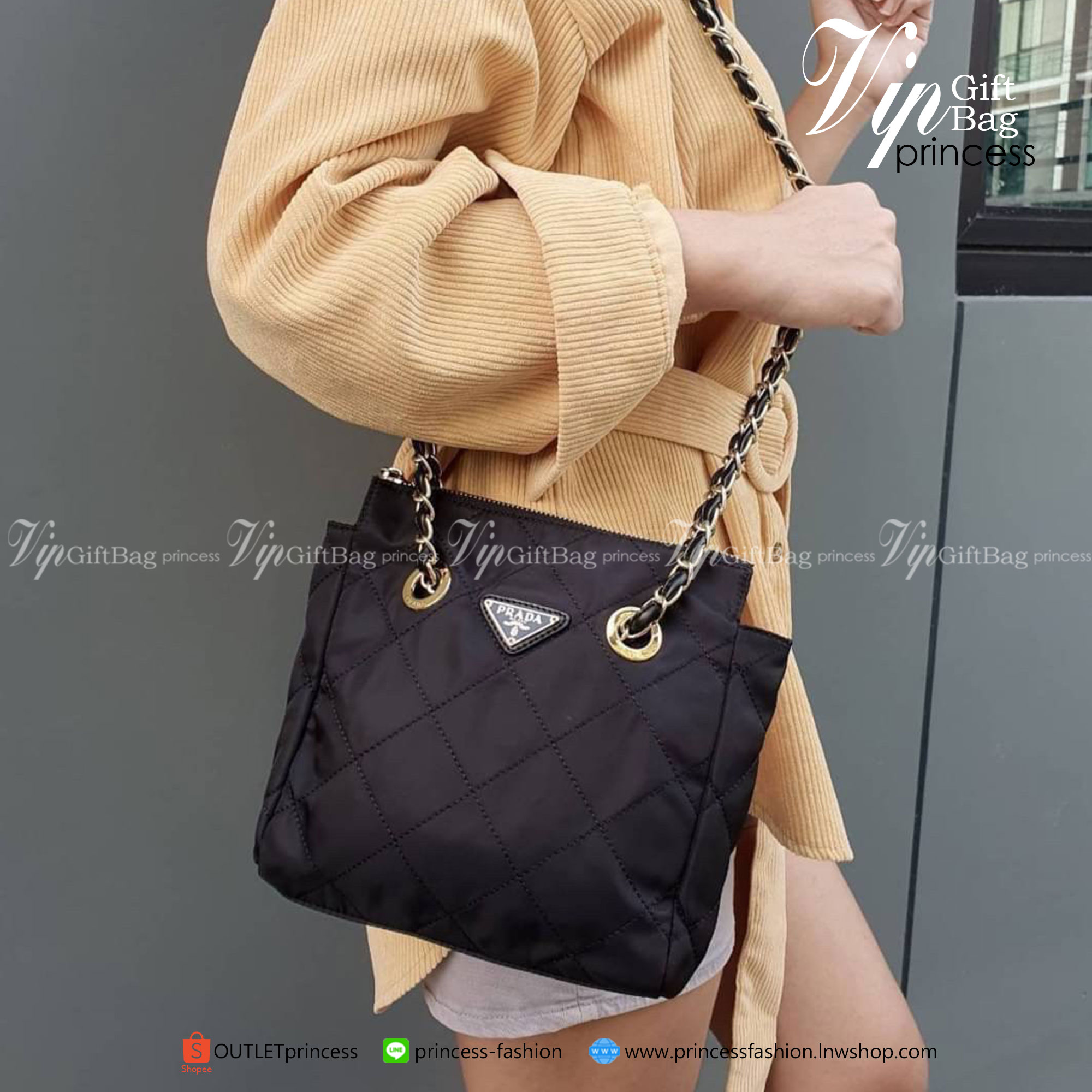 รุ่นใหม่มาแรง จากแบรนด์ Prada วัสดุทำจากผ้าNylon อย่างหนา กันน้ำได้ อะไหล่ทองทั้งใบ