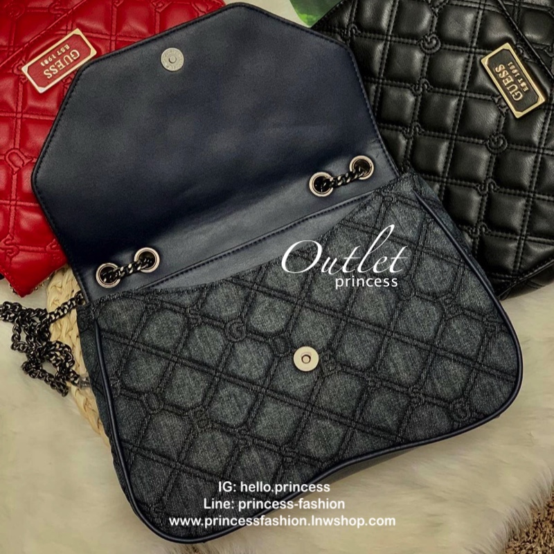 GUESS LOLLI CONVERTIBLE CROSSBODY BAG รุ่นแนะนำค่ะ!! กระเป๋าสะพายข้าง//ทบสายสะพายไหล่ได้ วัสดุหนังลายนวม ด้านหน้ามีอะไหล่โลโก้แบรนด์ เปิดปิดกระเป๋าแบบกระดุมแม่เหล็ก ภายในกว้างสามารถใส่ของจุ ใส่กระเป๋าสตางค์ใบยาวได้ค่ะ มีช่องซิปและช่องเล็กใส่ของจุกจิกน่ะค่