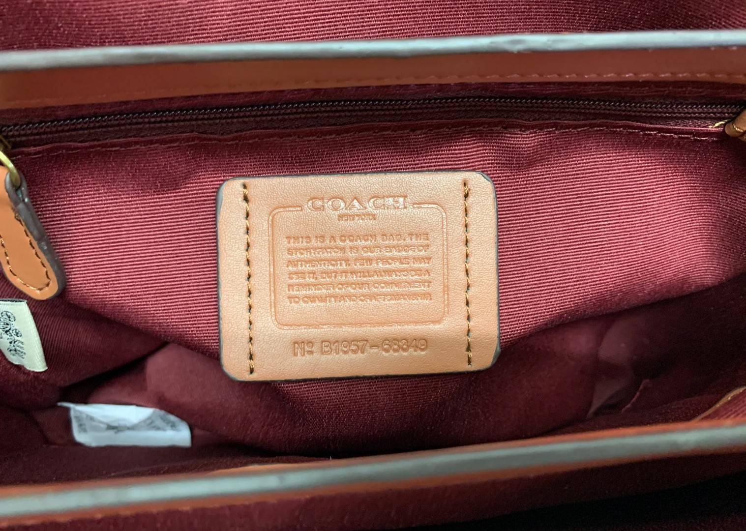 COACH CASSIE CROSSBODY BAG((68349//68348)) พร้อมส่งค่ะ! รุ่นฮิต กระเป๋าหิ้วได้//สะพายข้างหรือครอสบอดี้ร์ได้ หนังแท้นิ่มสวย เปิดปิดกระเป๋าแบบหมุนล็อค ภายในกระเป๋ามี3ช่องให้ใส่ของ แต่ล่ะช่องกว้าง สามารถใส่กระเป๋าเงินใบยาวได้;ของอื่นๆได้จุทีเดียวค่ะ ;มีช่องซ