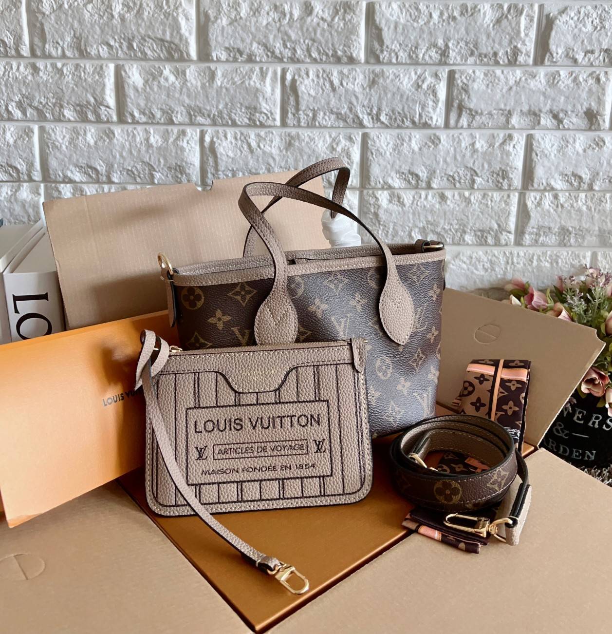 LV Neverfull Bandoulière Inside Out BB กระเป๋าทรงโท้ทไซส์เล็กใช้งานได้สองด้าน มีตะขอเกี่ยวสามารถปรับรูปทรงกระเป๋าได้หนังแท้นิ่มสวย ลายโมโนแกรมและหนังลายเกรน มาพร้อมใบลูกเข้าเซ็ทใส่สายสะพายยาวได้